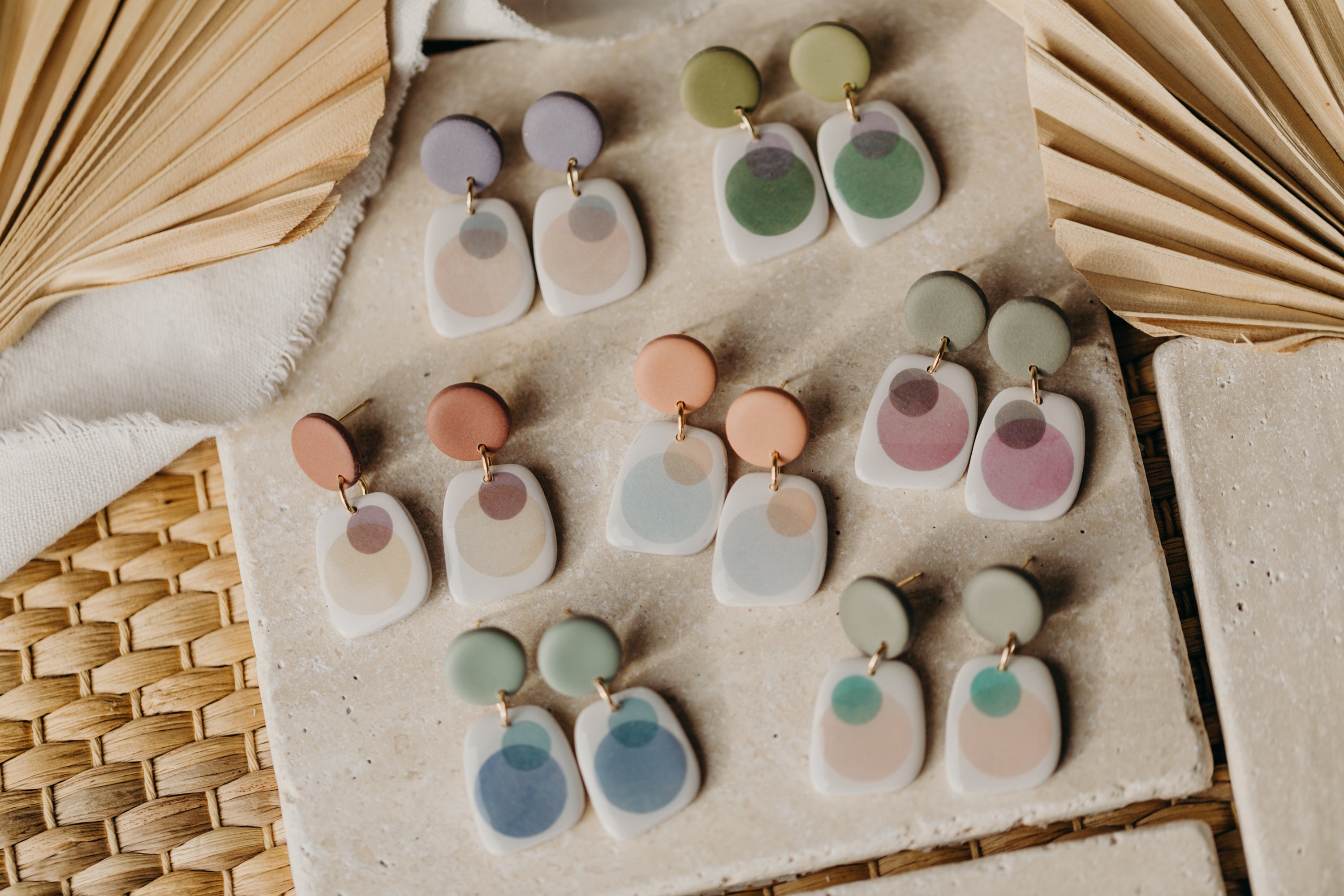 SANIJA - rechteckige lila Polymer Ton Ohrringe mit rosa und lila Punkten