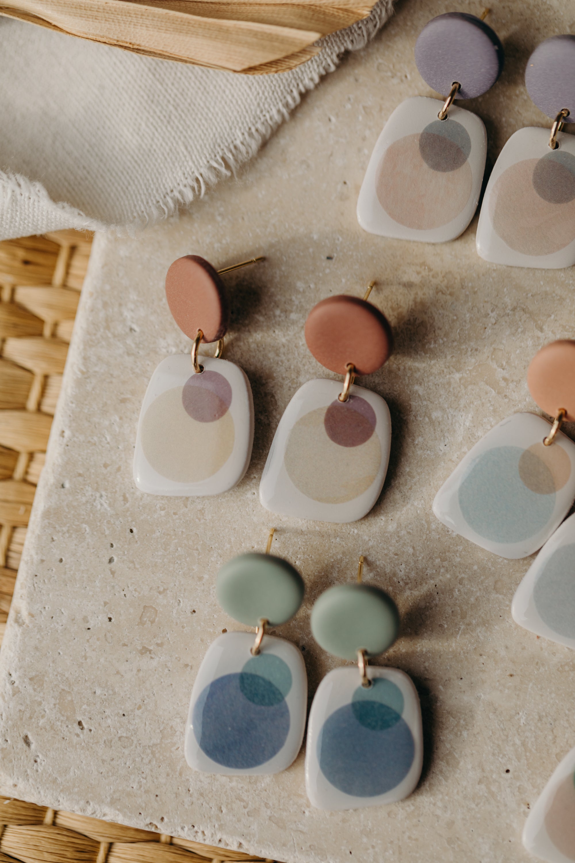 SANIJA - rechteckige mint farbene Polymer Ton Ohrringe mit blauen Punkten