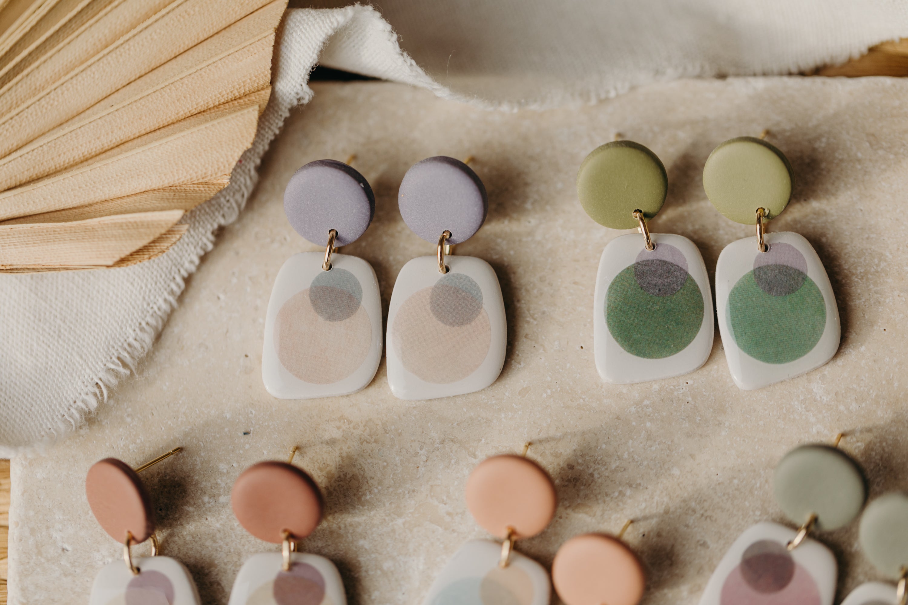 SANIJA - rechteckige lila Polymer Ton Ohrringe mit rosa und lila Punkten