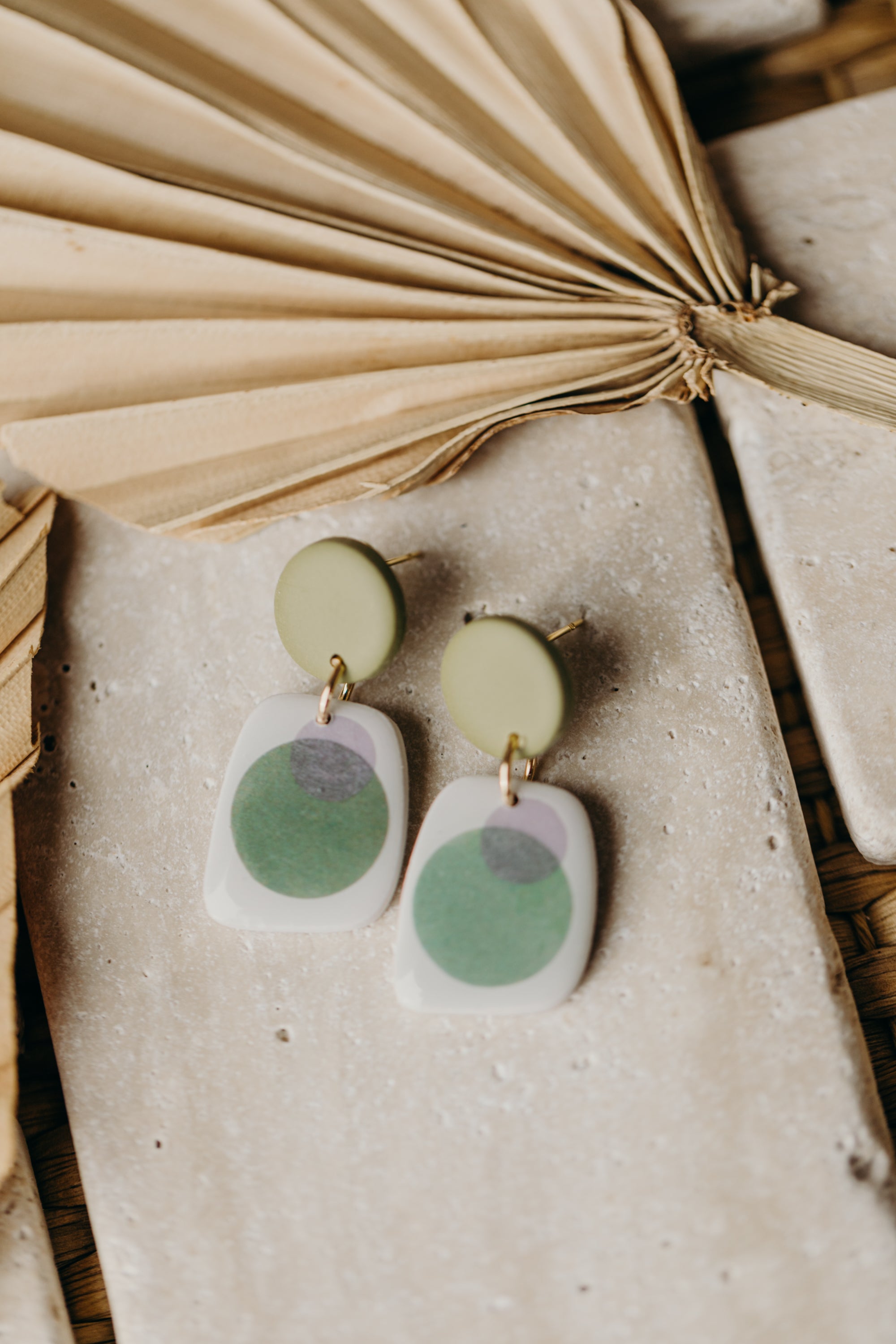 SANIJA - rechteckige grüne Polymer Ton Ohrringe mit lila und grünen Punkten