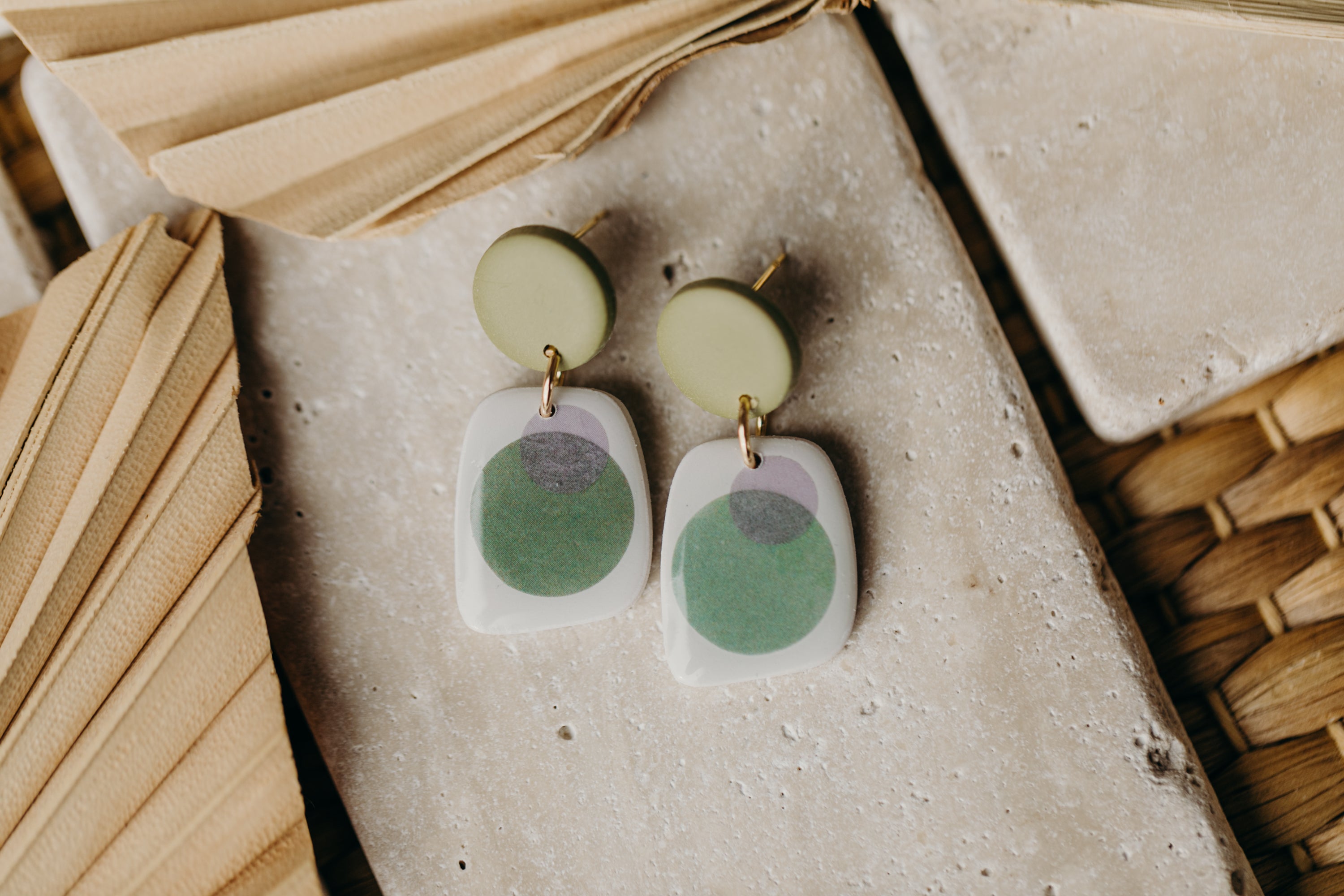 SANIJA - rechteckige grüne Polymer Ton Ohrringe mit lila und grünen Punkten