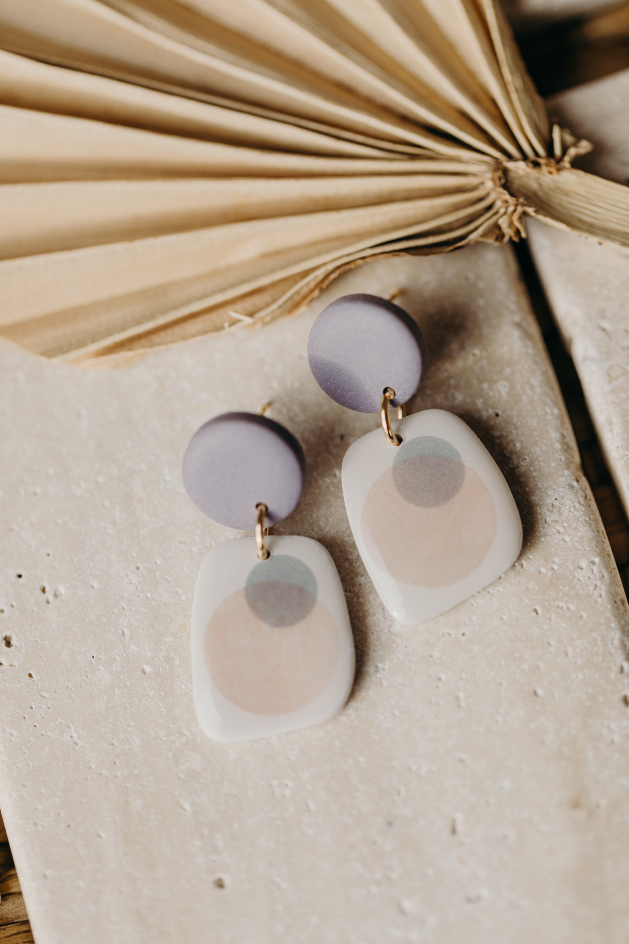 SANIJA - rechteckige lila Polymer Ton Ohrringe mit rosa und lila Punkten