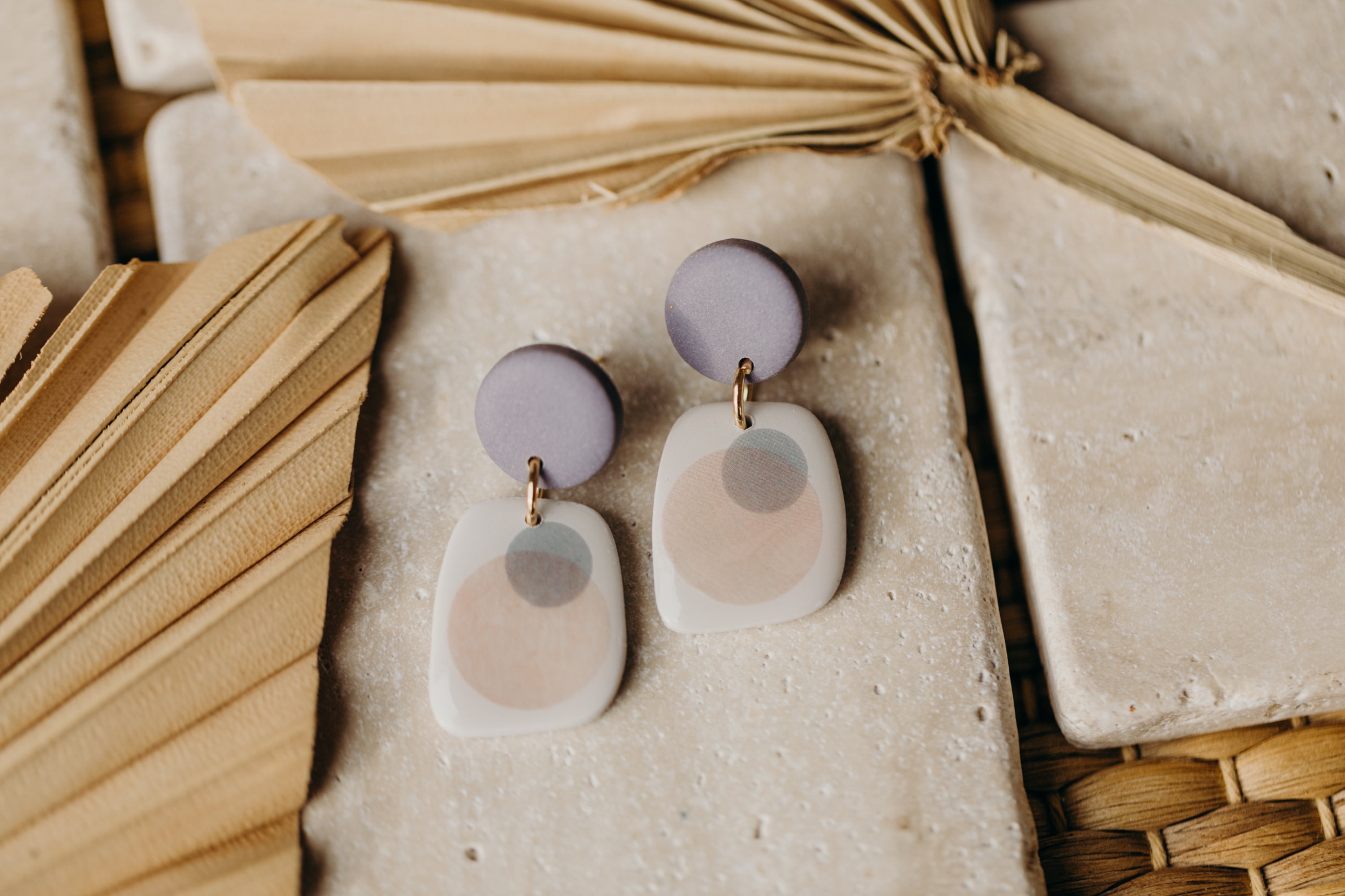 SANIJA - rechteckige lila Polymer Ton Ohrringe mit rosa und lila Punkten