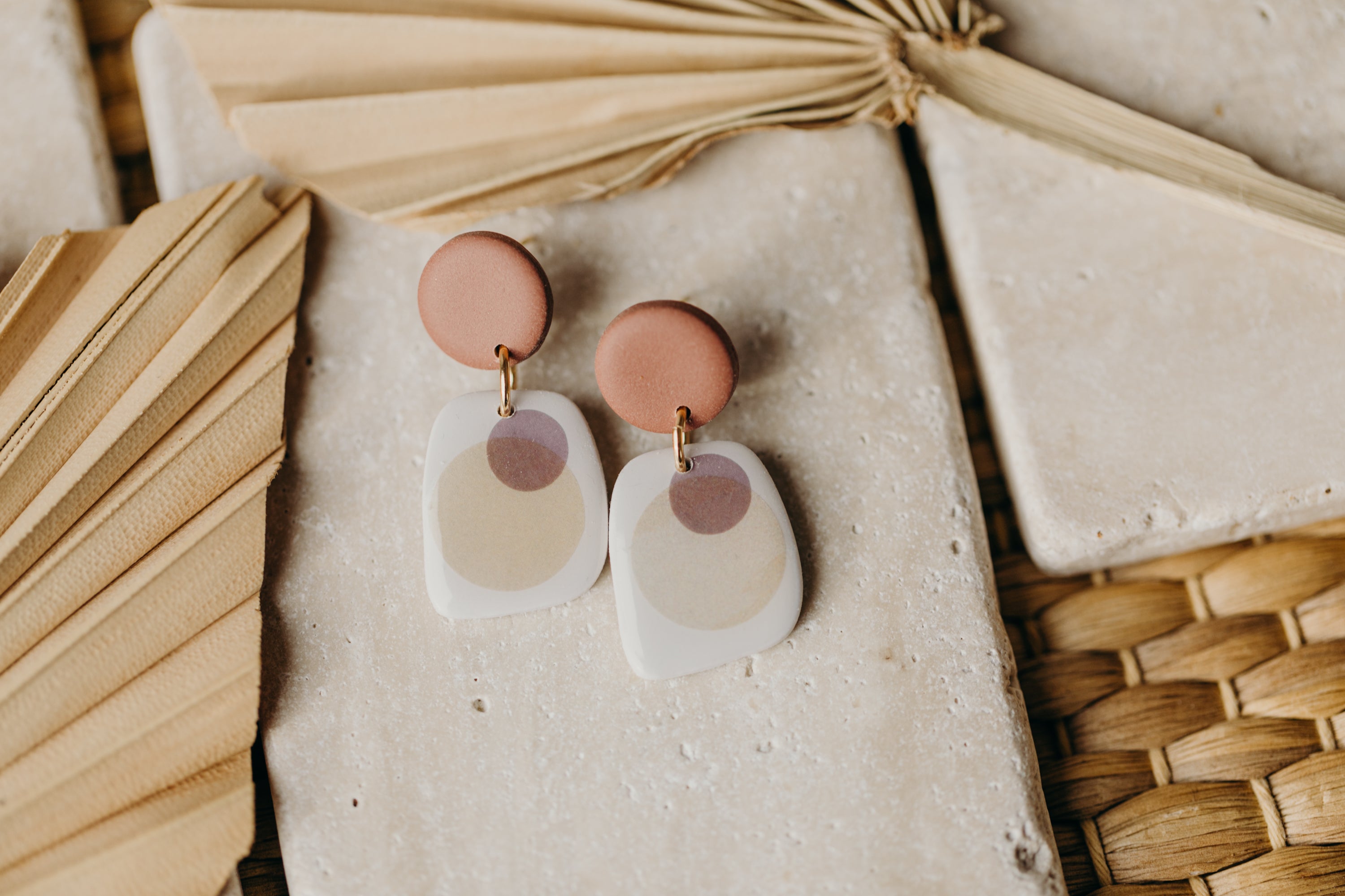 SANIJA - rechteckige lila Polymer Ton Ohrringe mit rosa und lila Punkten