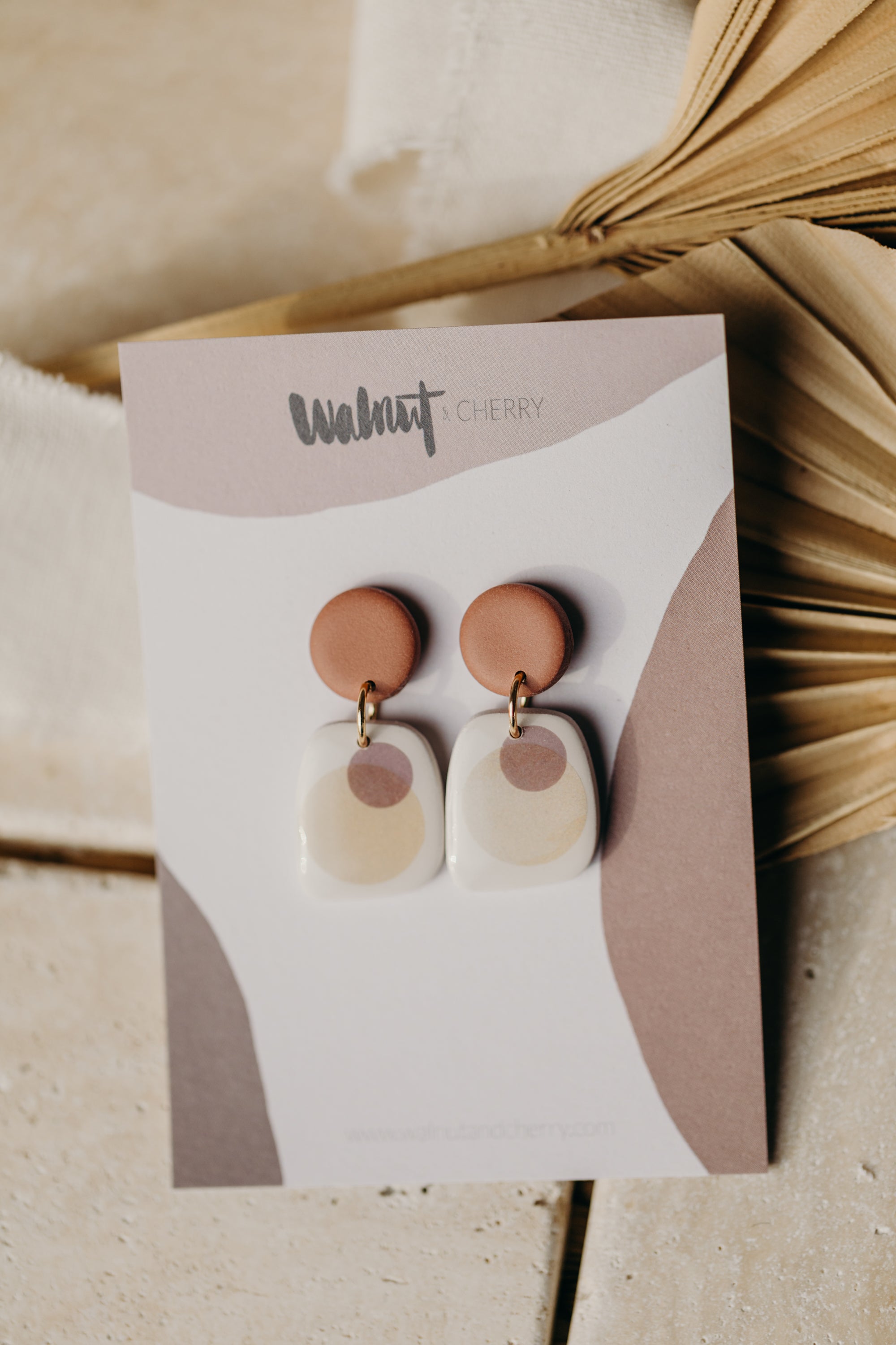 SANIJA - rechteckige lila Polymer Ton Ohrringe mit rosa und lila Punkten