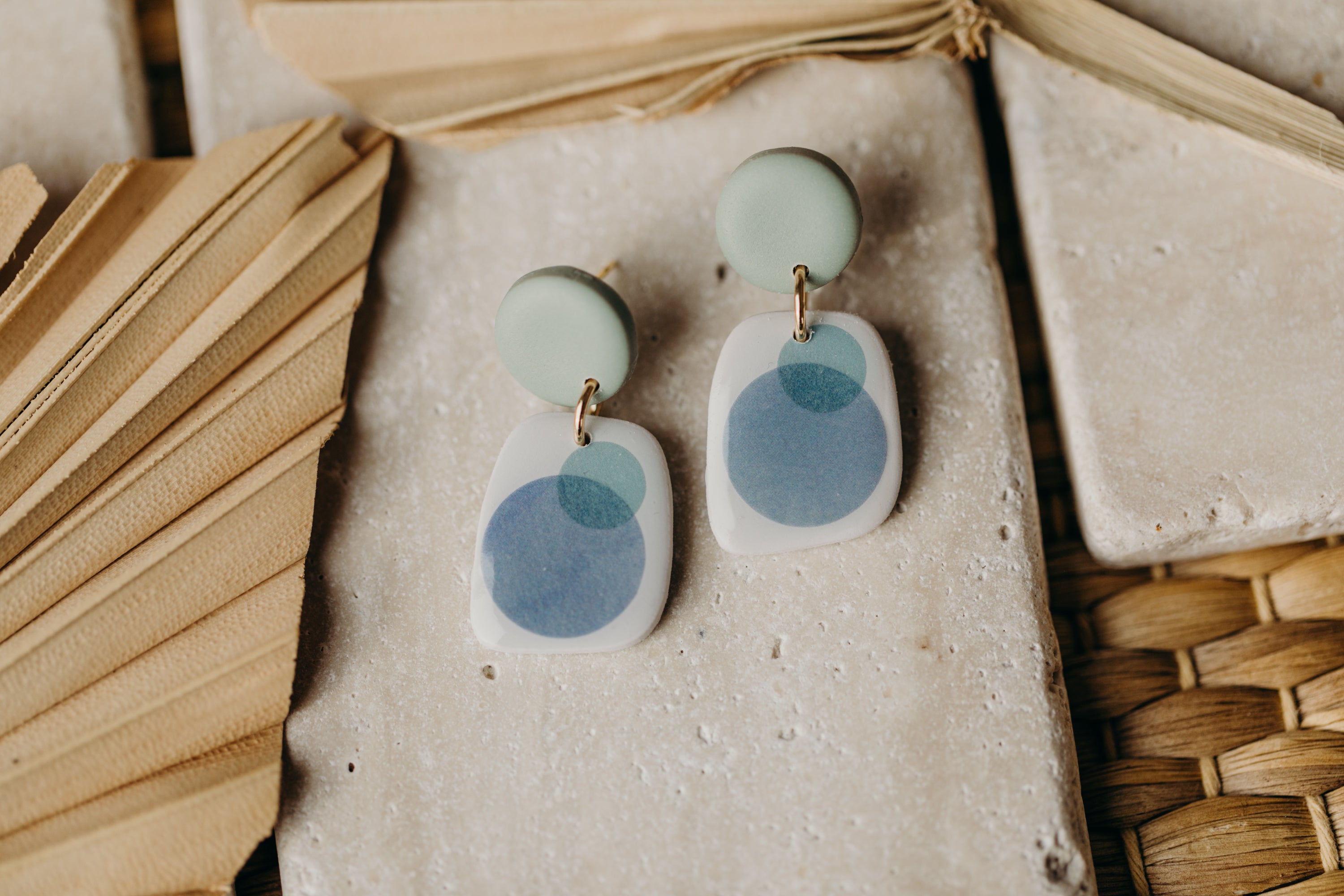 SANIJA - rechteckige mint farbene Polymer Ton Ohrringe mit blauen Punkten