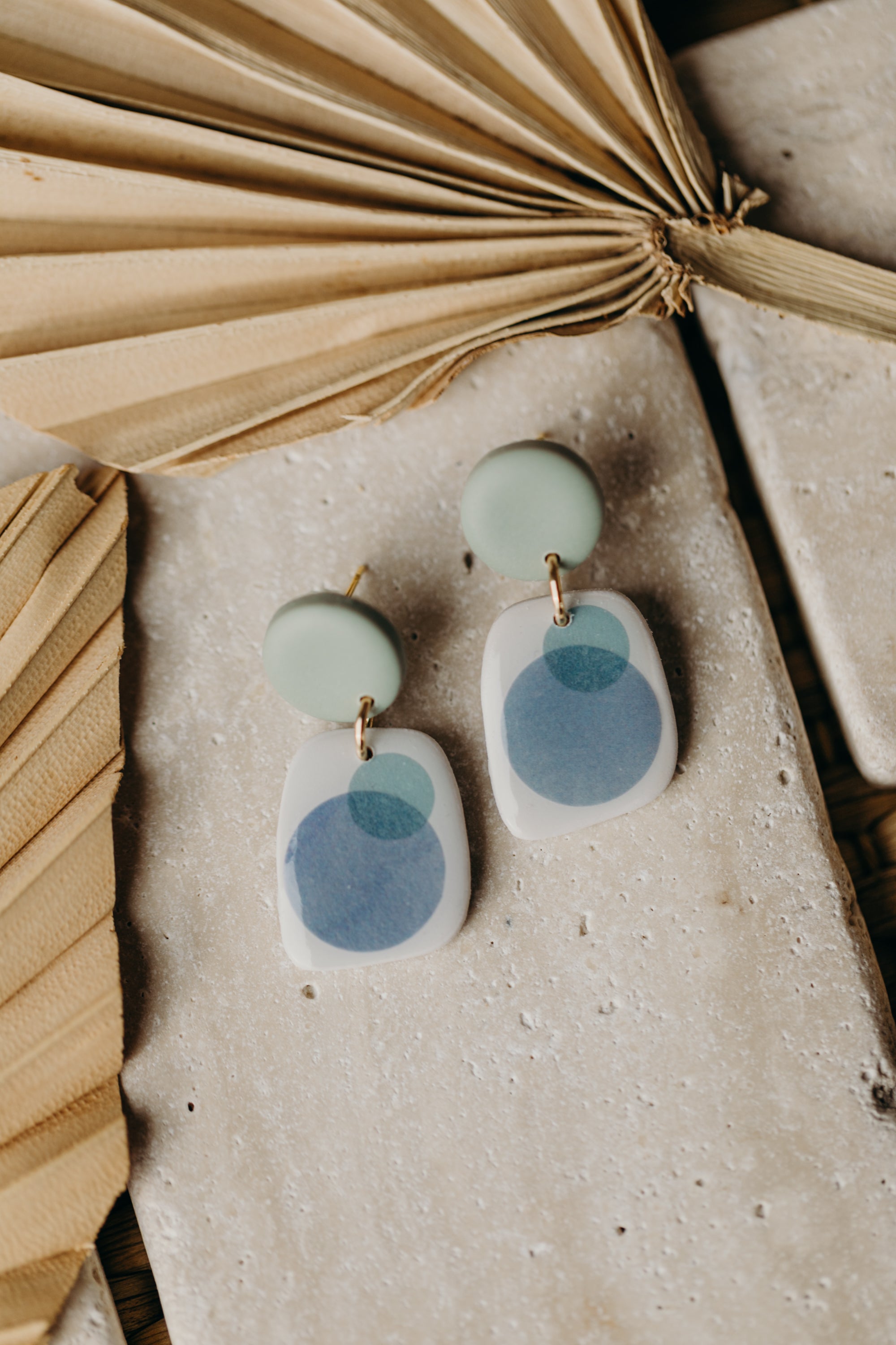 SANIJA - rechteckige mint farbene Polymer Ton Ohrringe mit blauen Punkten