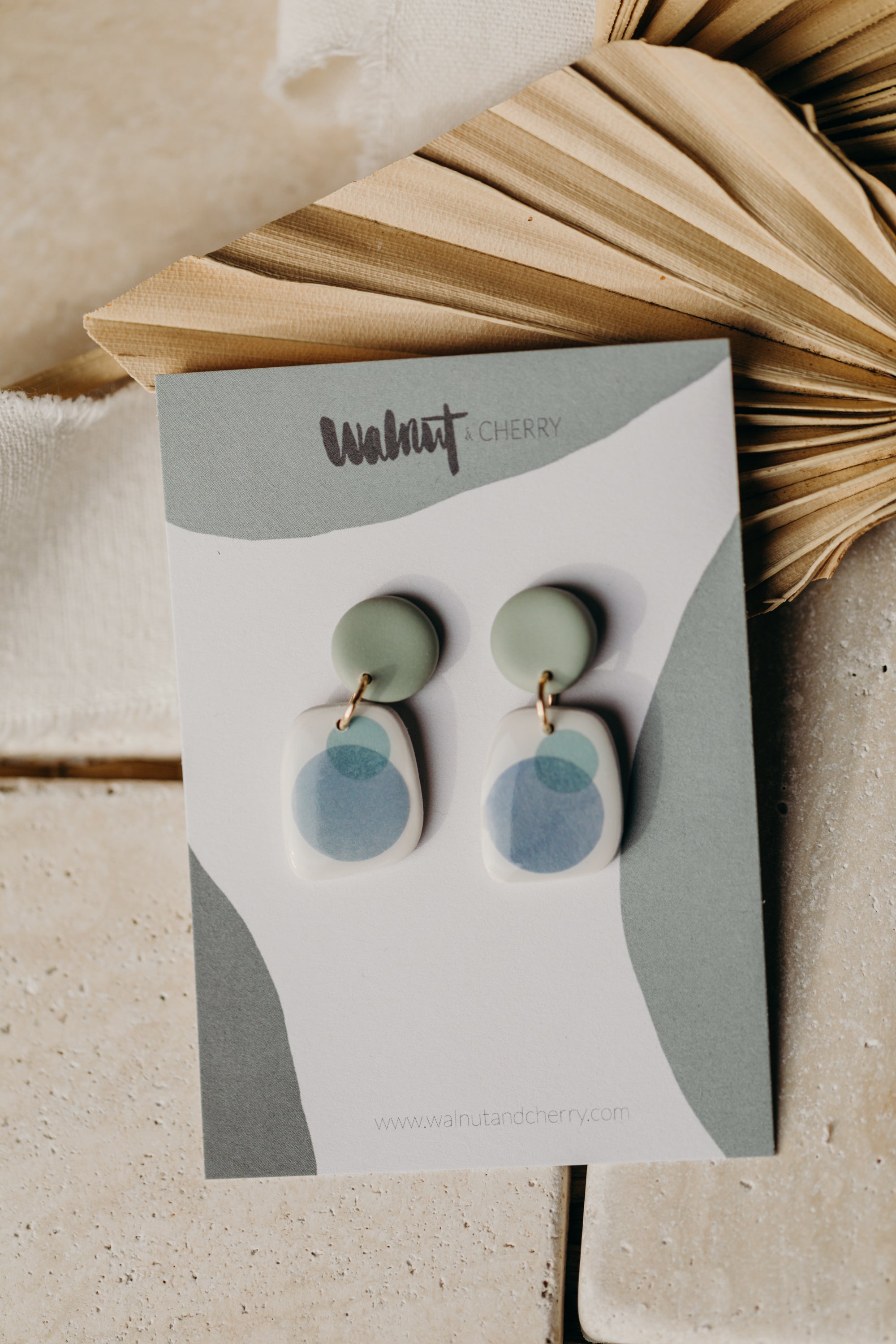 SANIJA - rechteckige mint farbene Polymer Ton Ohrringe mit blauen Punkten