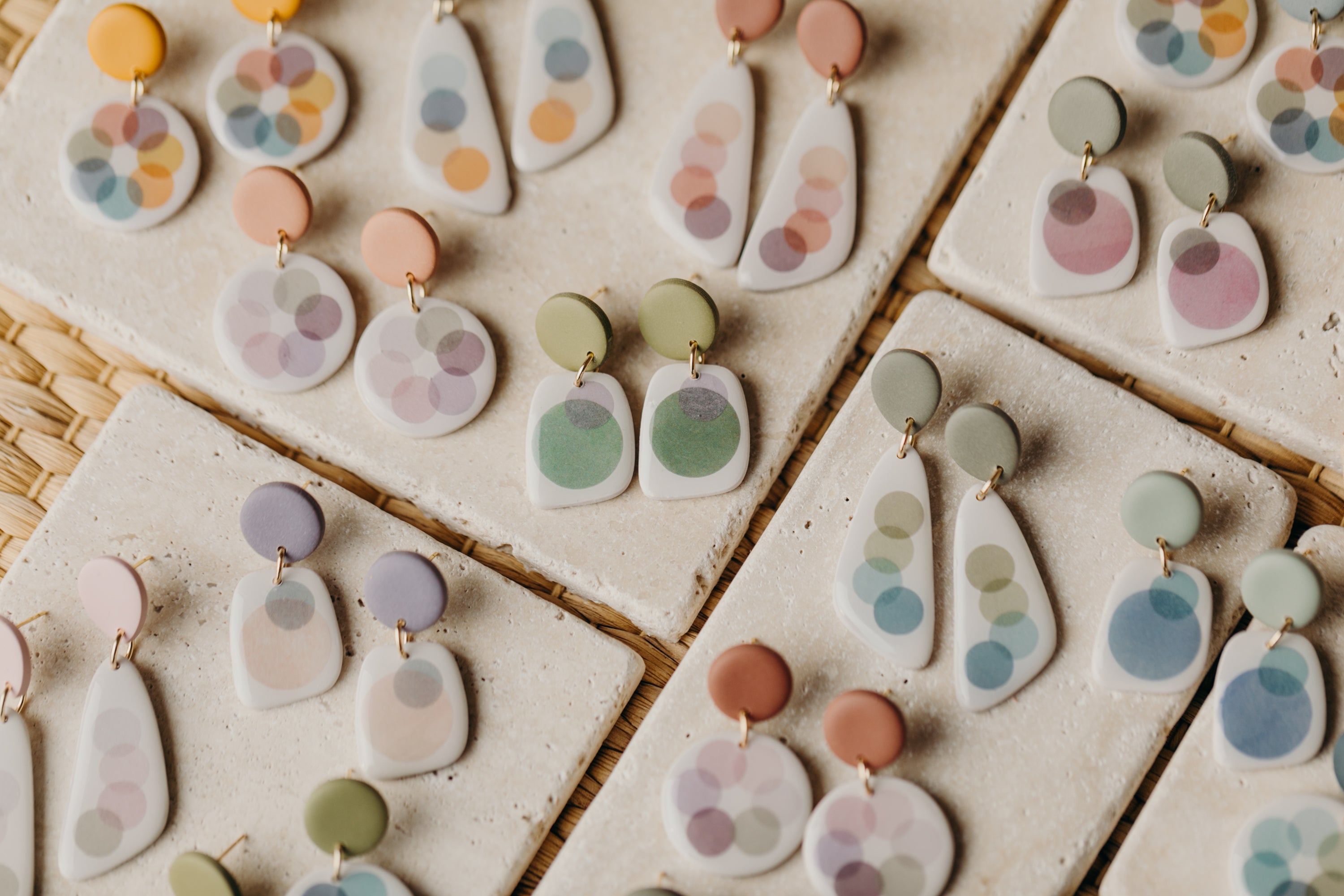 längliche blaue Polymer Ton Ohrringe mit blauen Punkten