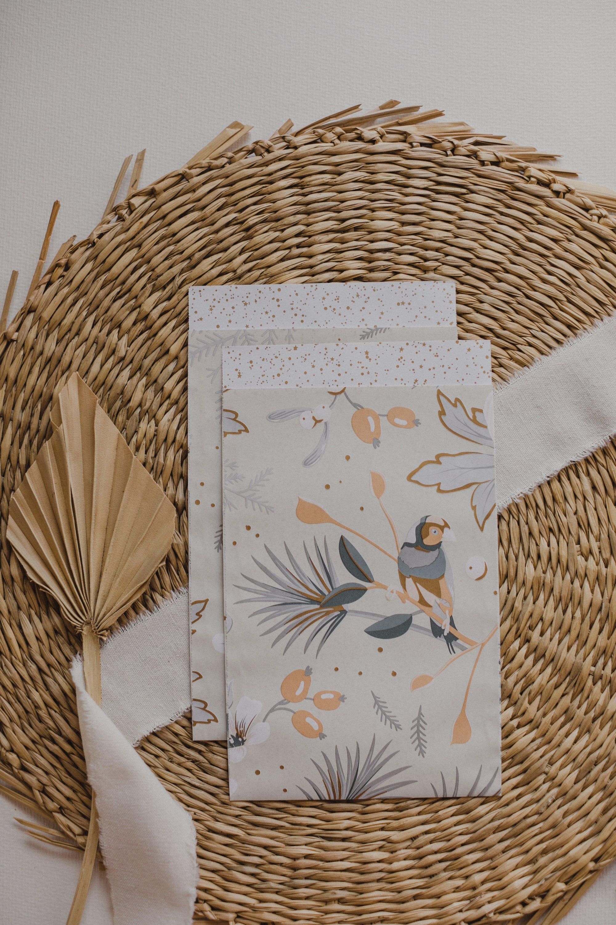 große Papiertüte mit kleinem Vogel und Zweigen