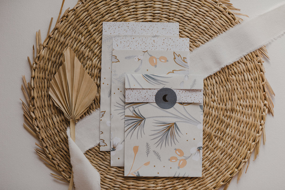 große Papiertüte mit kleinem Vogel und Zweigen