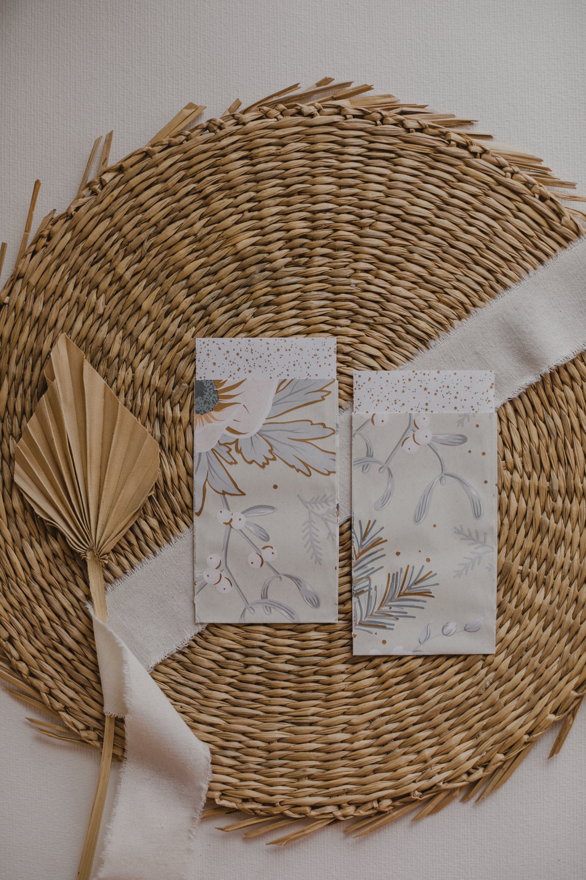 kleine Papiertüte mit kleinem Vogel und Zweigen