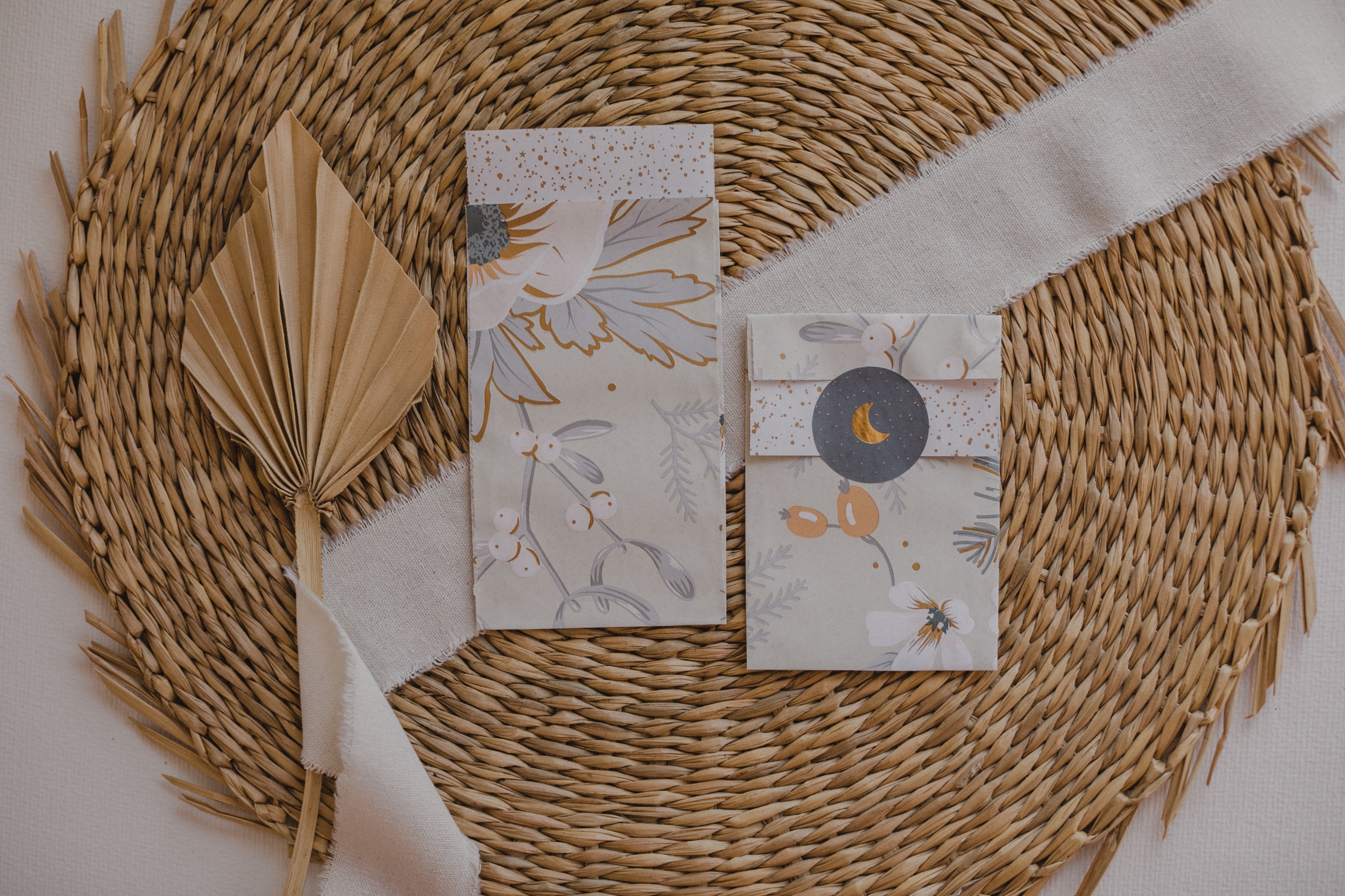 kleine Papiertüte mit kleinem Vogel und Zweigen