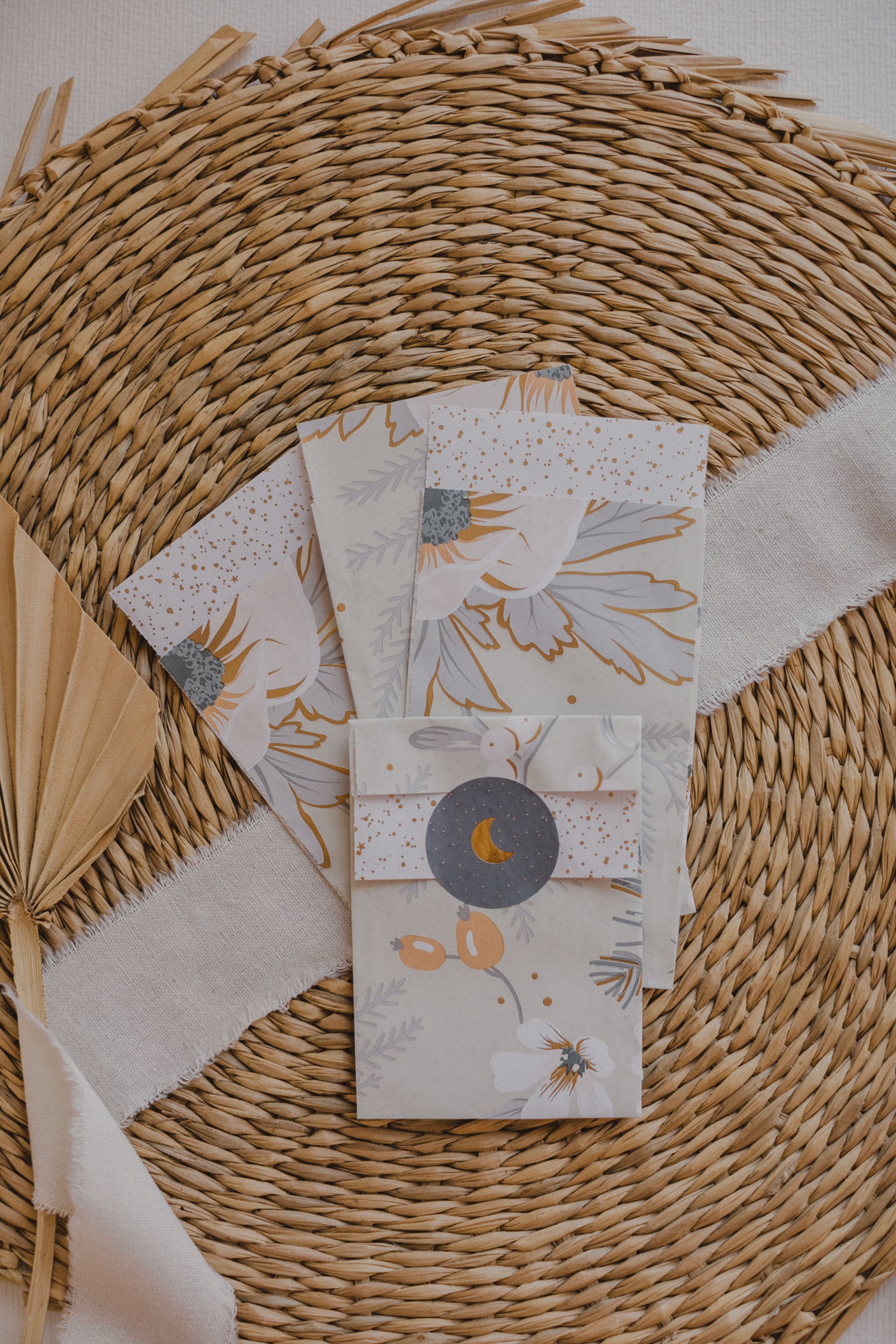 kleine Papiertüte mit kleinem Vogel und Zweigen