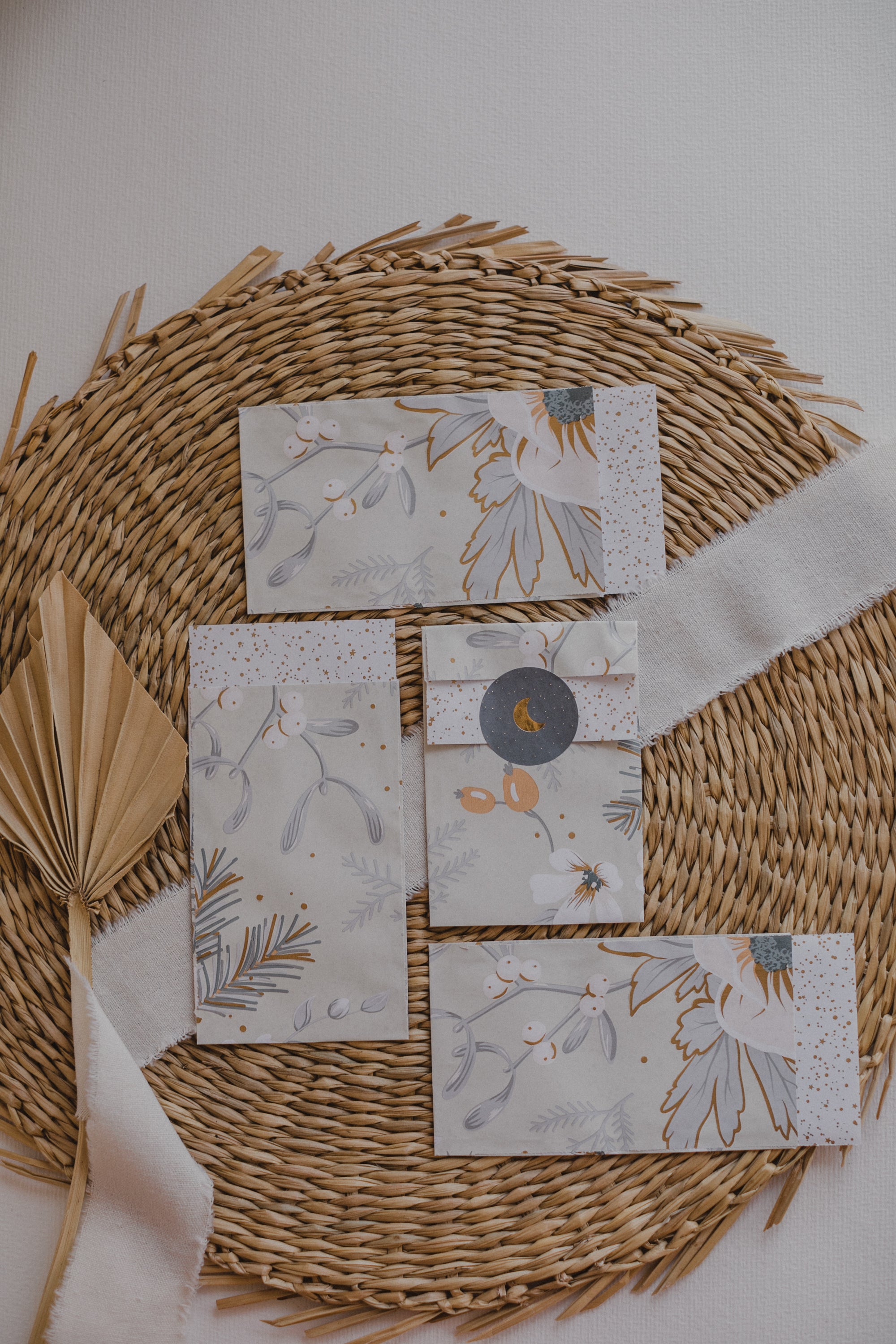 kleine Papiertüte mit kleinem Vogel und Zweigen