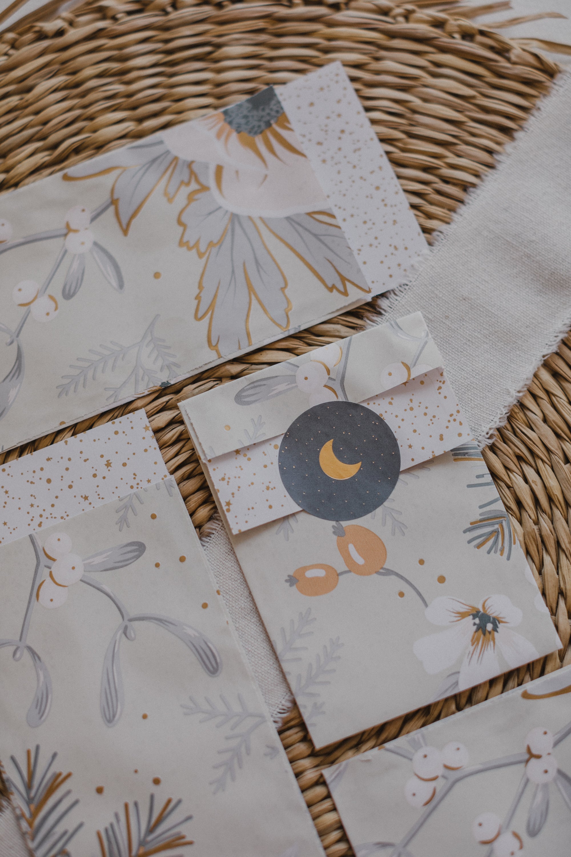 kleine Papiertüte mit kleinem Vogel und Zweigen