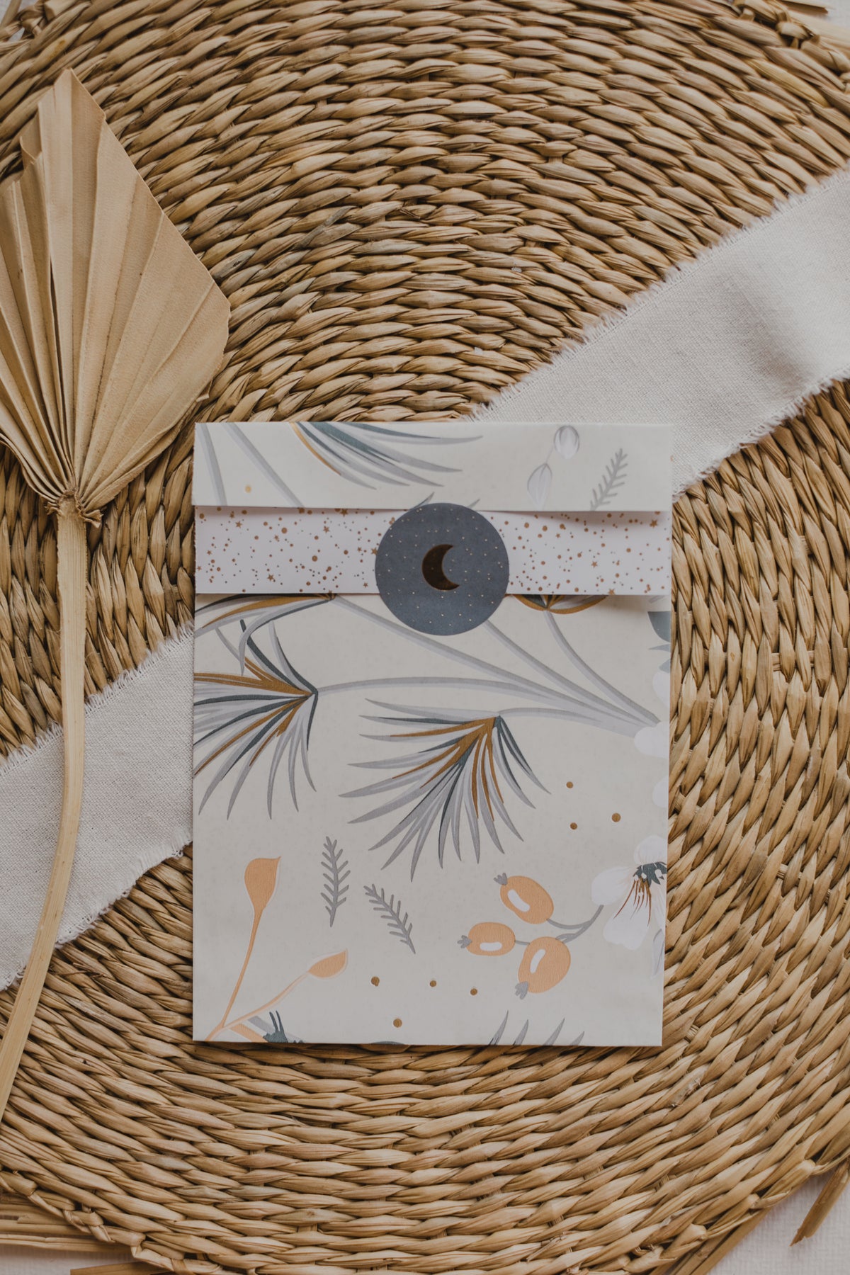 große Papiertüte mit kleinem Vogel und Zweigen
