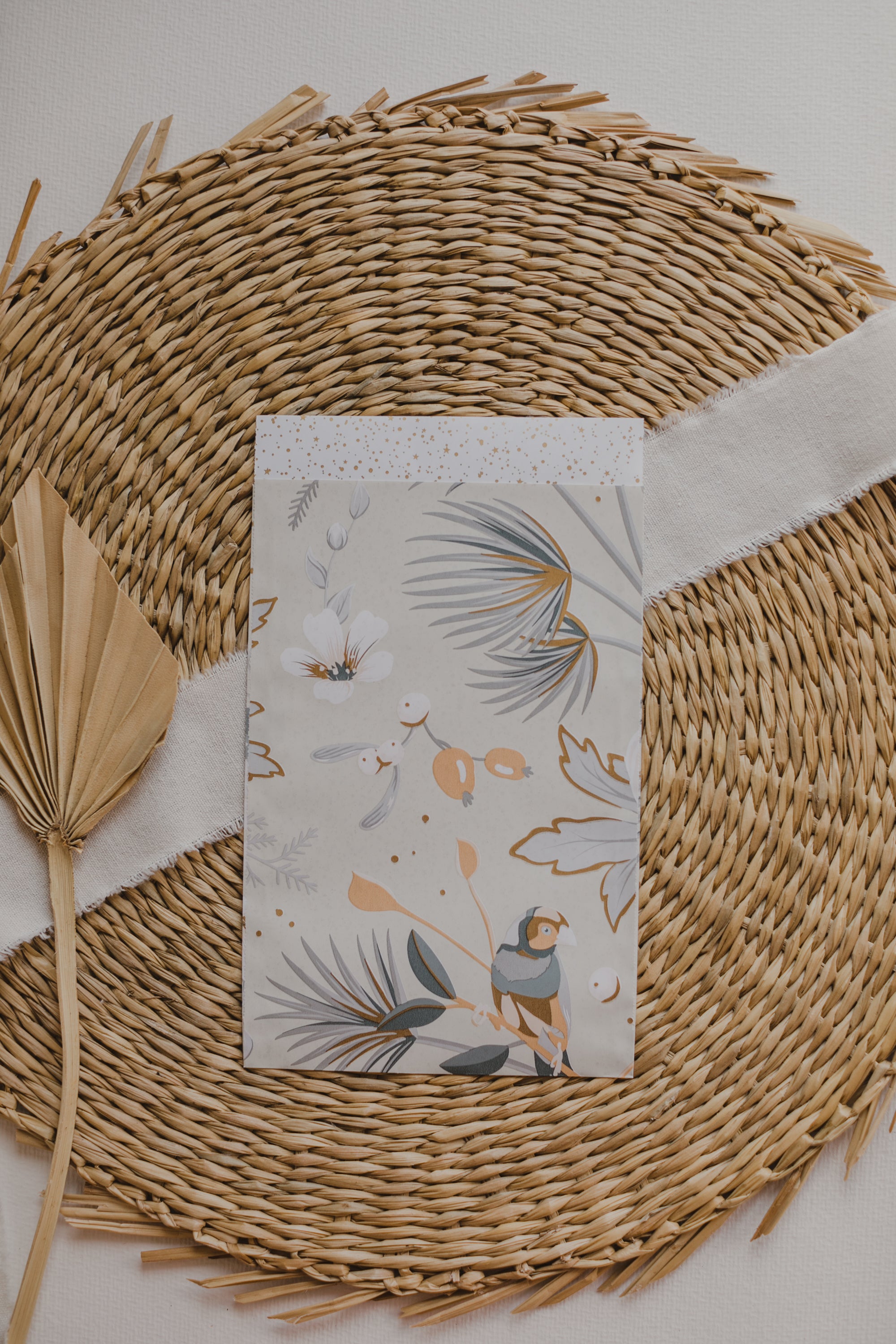 große Papiertüte mit kleinem Vogel und Zweigen