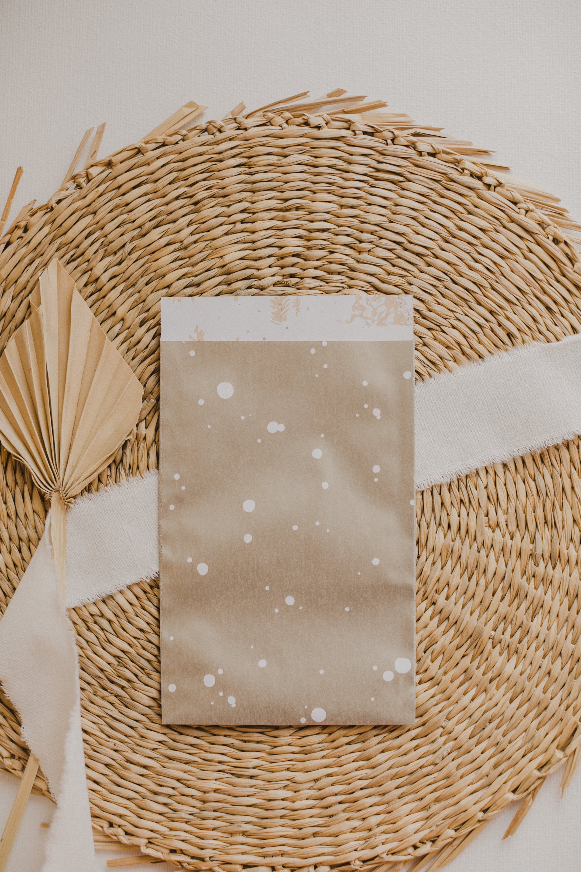 große goldene Papiertüte mit weißen Punkten