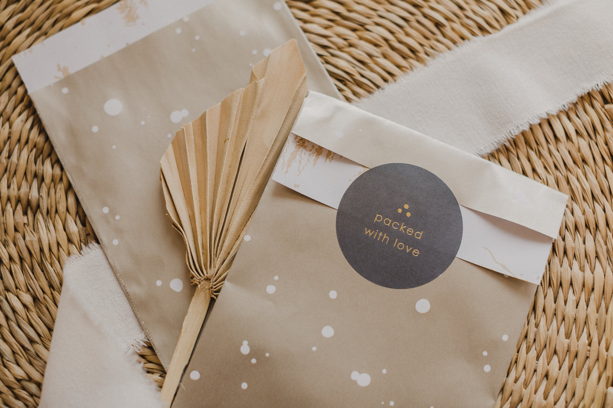 große goldene Papiertüte mit weißen Punkten