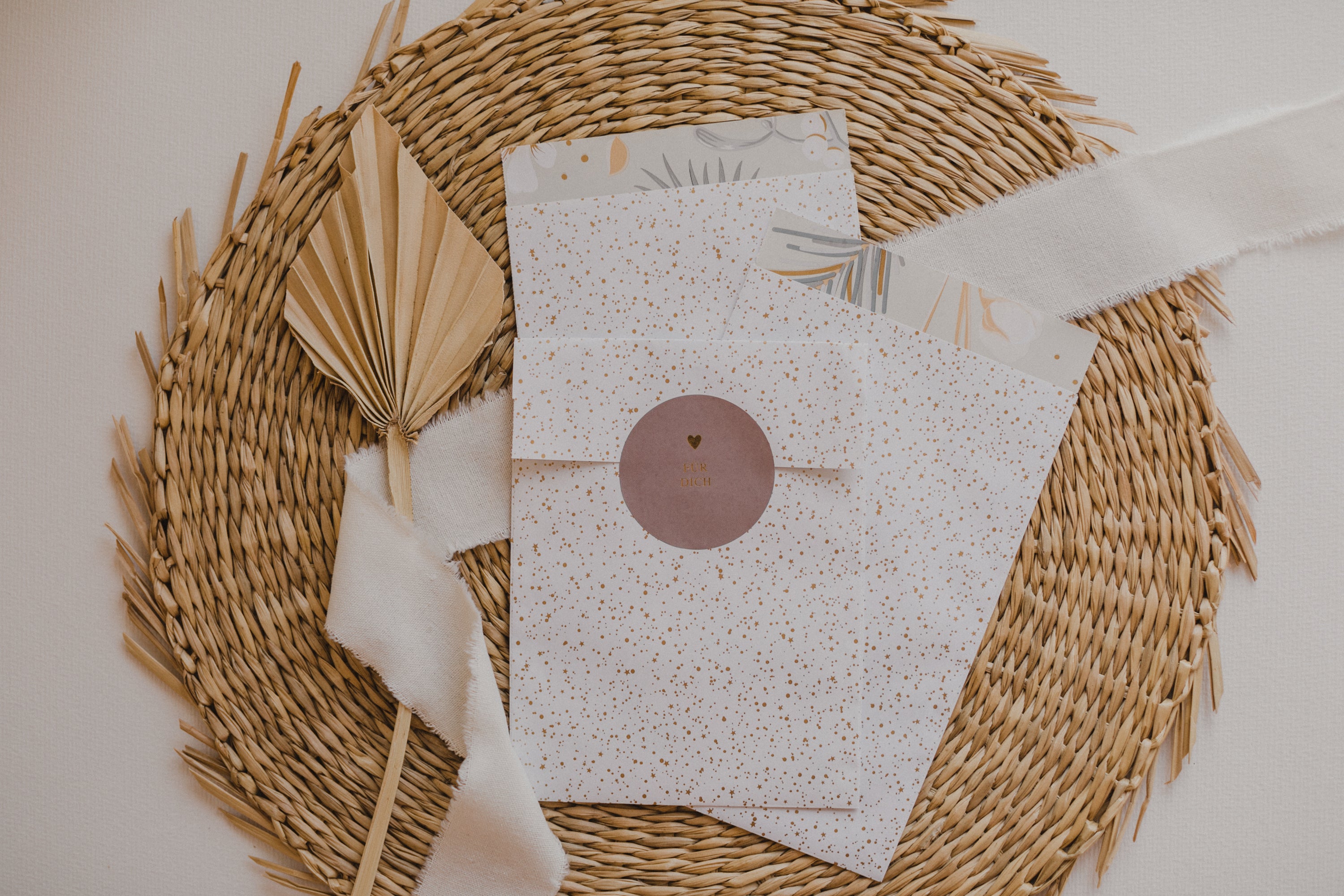große weiße Papiertüte mit goldenen Punkten
