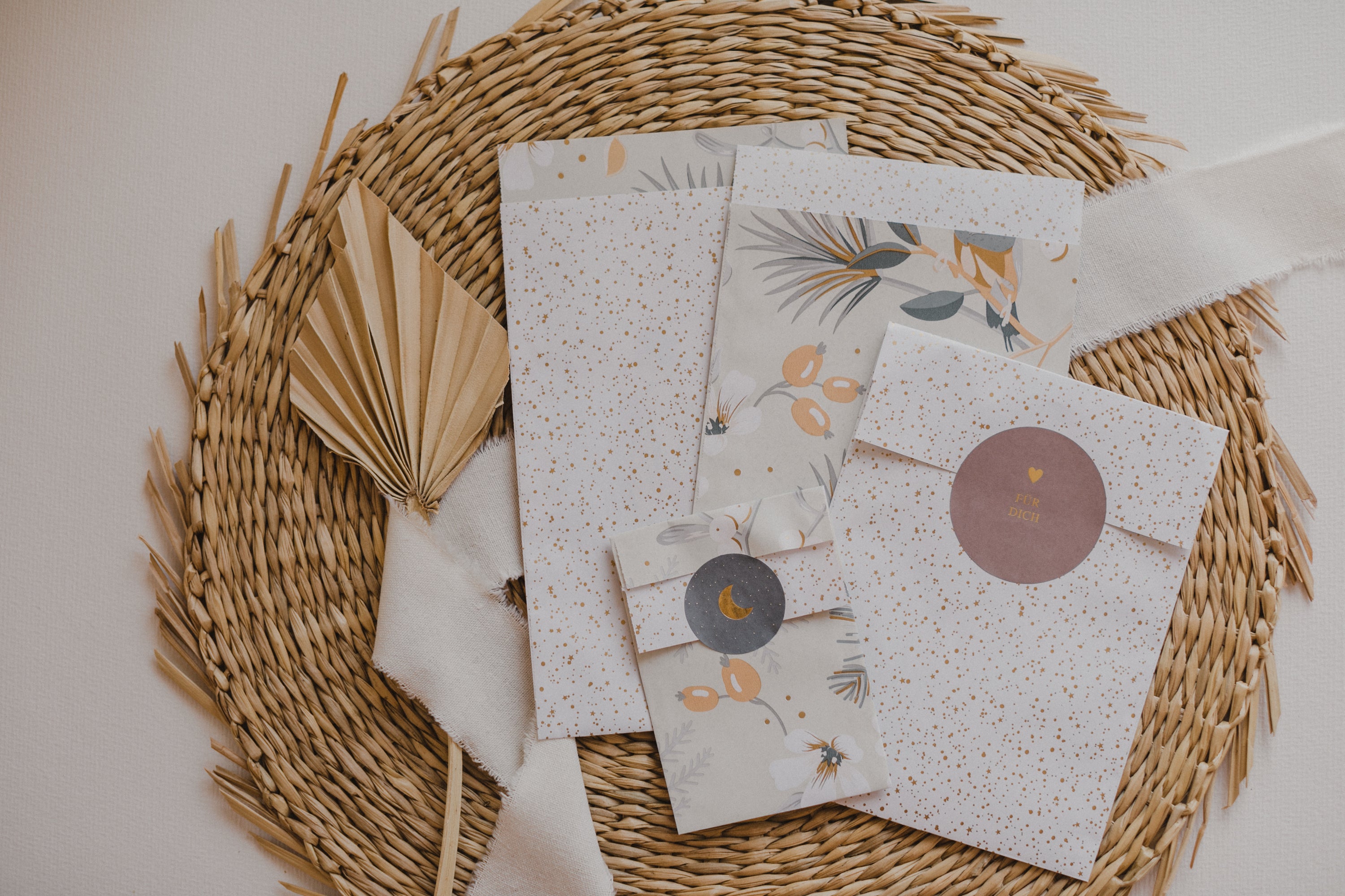 große weiße Papiertüte mit goldenen Punkten
