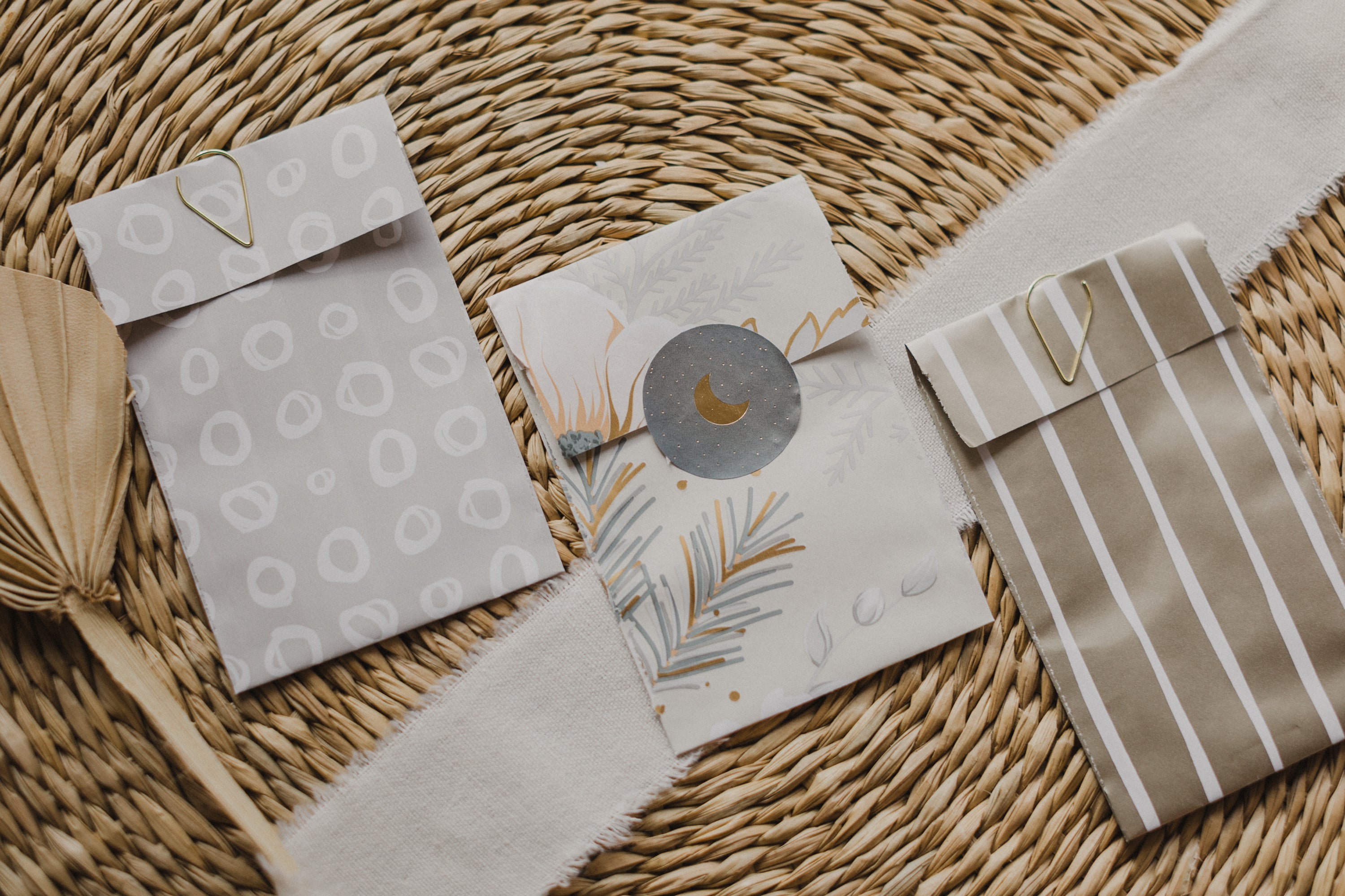 kleine Papiertüte mit kleinem Vogel und Zweigen