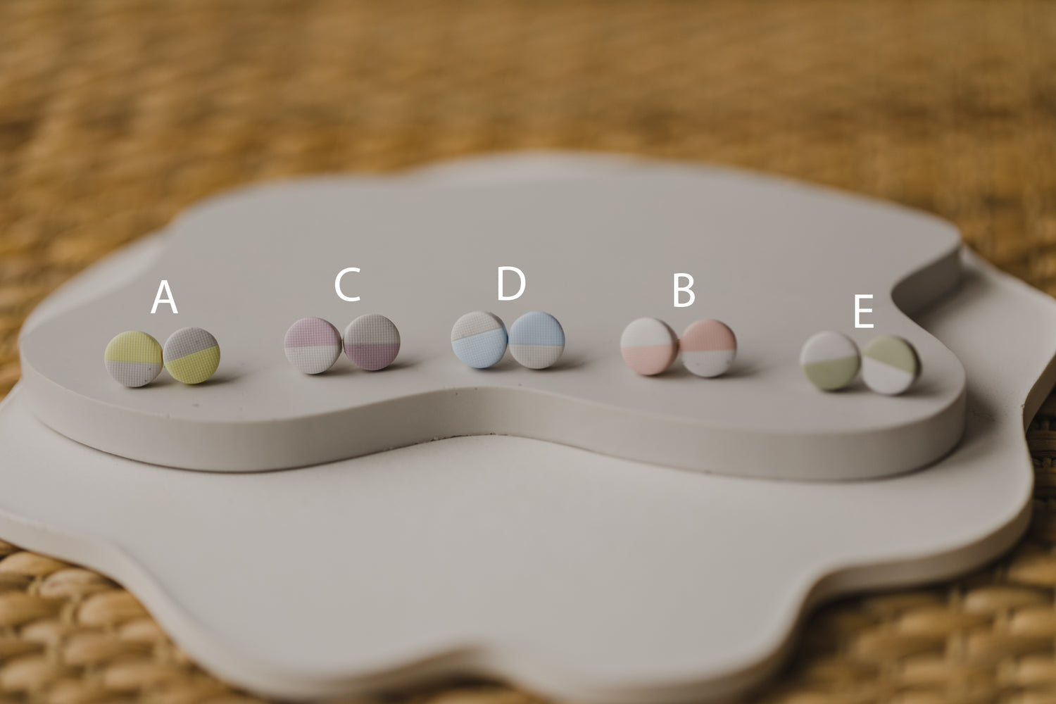 runde zweifarbige Ohrstecker aus Polymer Ton in Pastell Farben