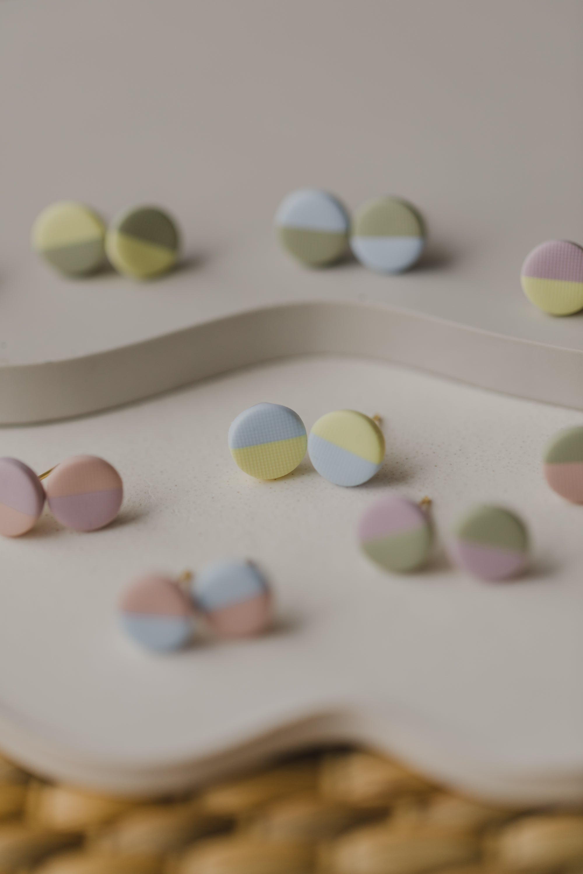 kleine runde zweifarbige Ohrstecker aus Polymer Ton in Pastell Farben