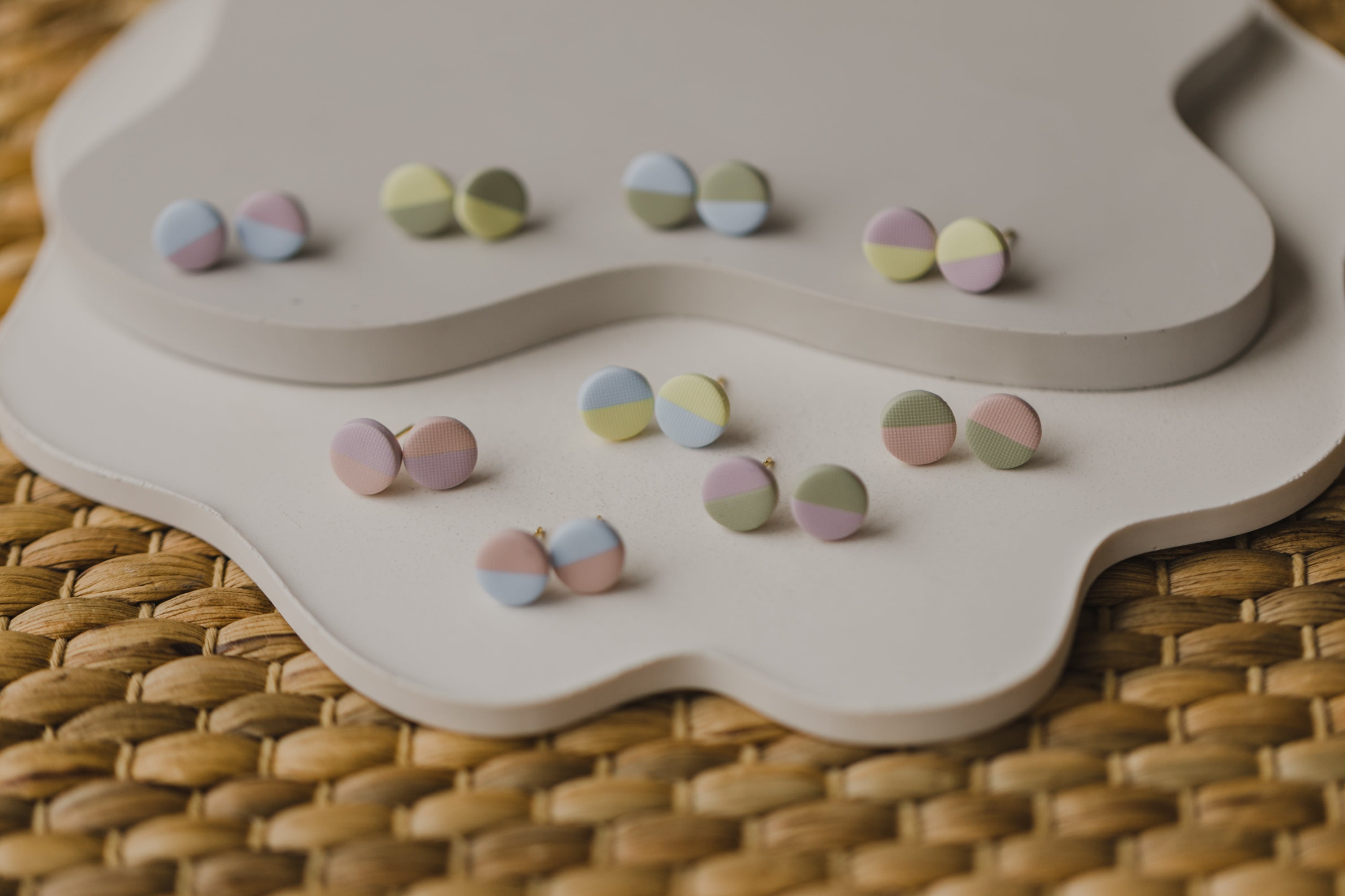 kleine runde zweifarbige Ohrstecker aus Polymer Ton in Pastell Farben