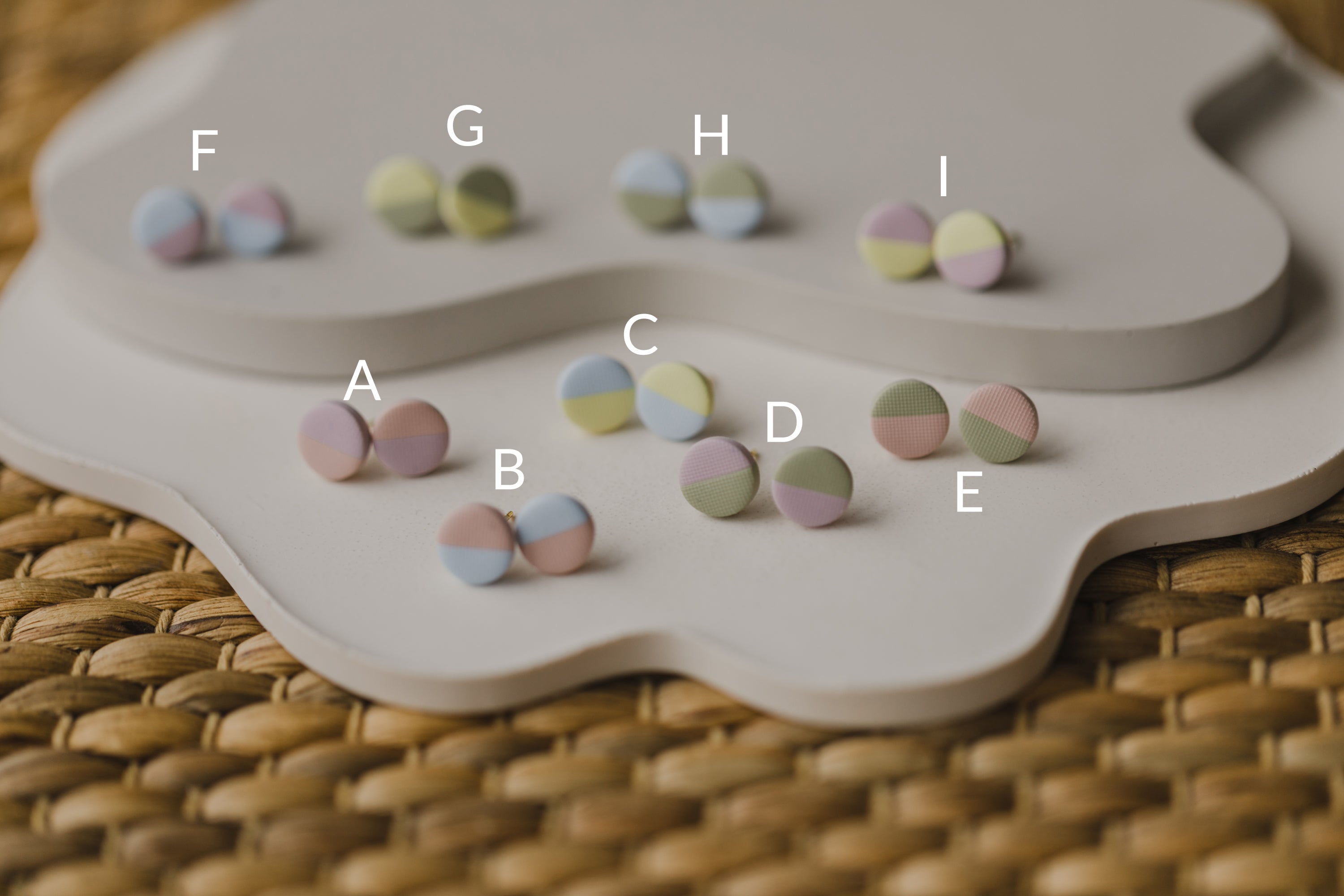 kleine runde zweifarbige Ohrstecker aus Polymer Ton in Pastell Farben