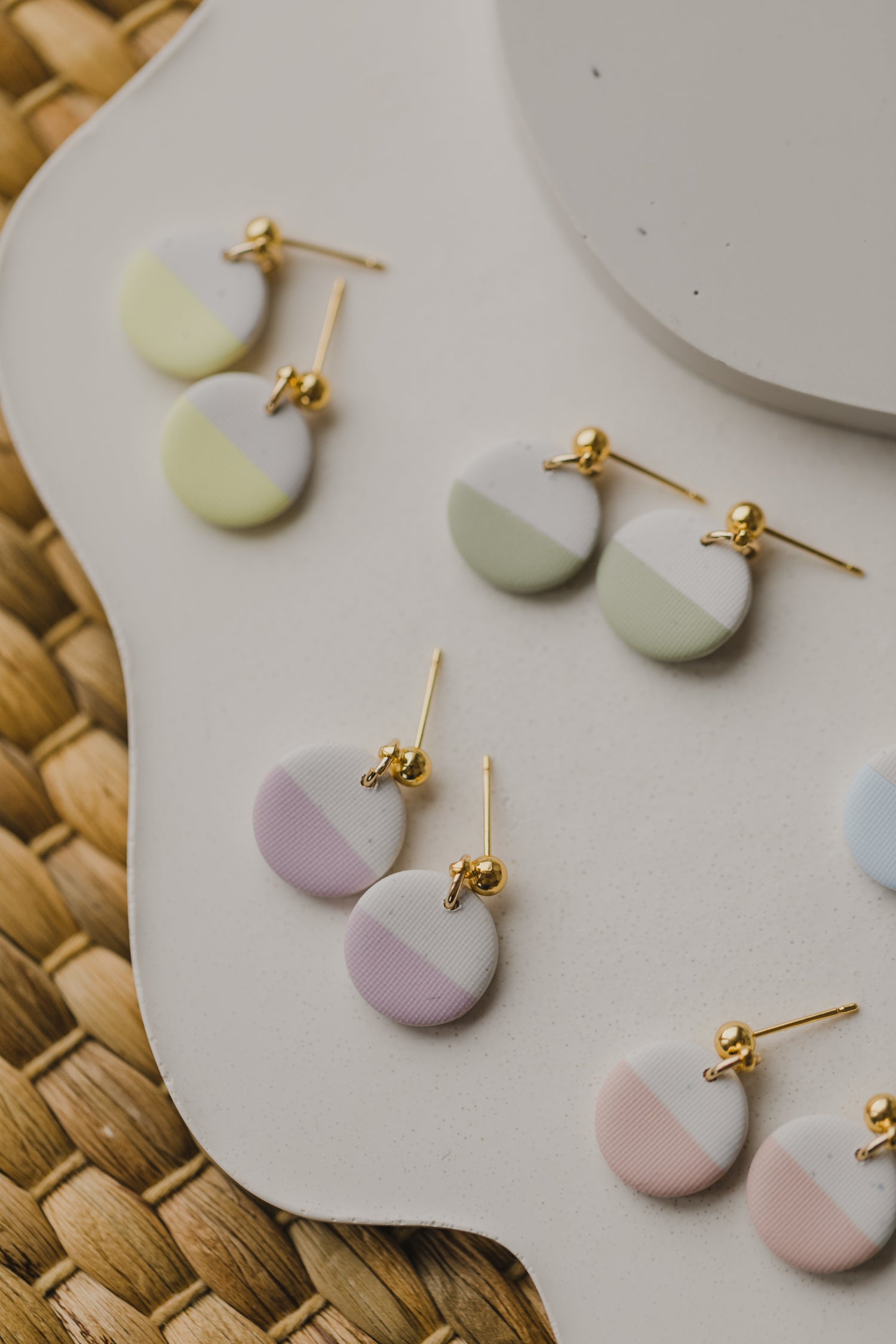 NORA - runde zweifarbige Ohrringe aus Polymer Ton in Pastell Farben