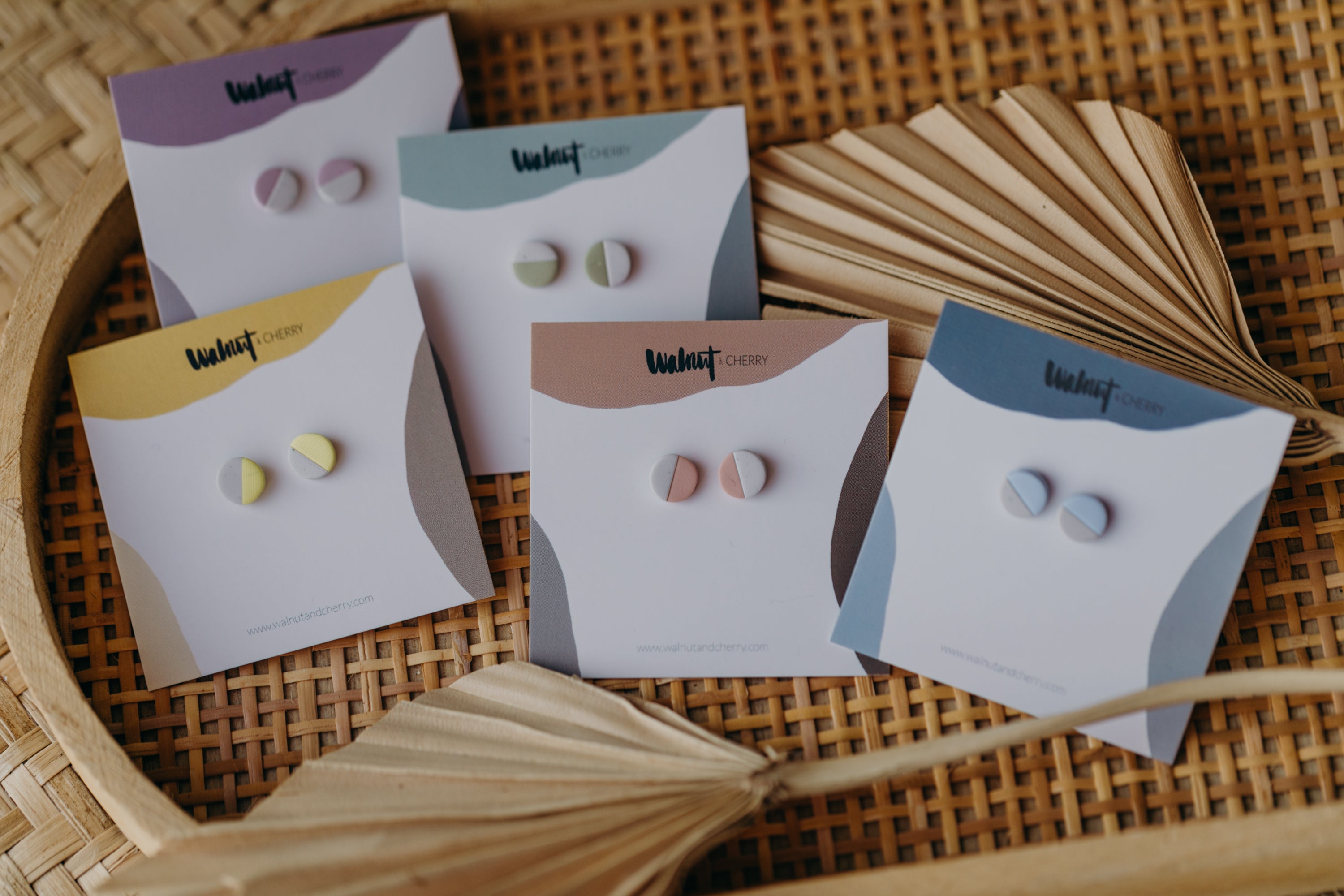 kleine runde zweifarbige Ohrstecker aus Polymer Ton in Pastell Farben (8 mm)