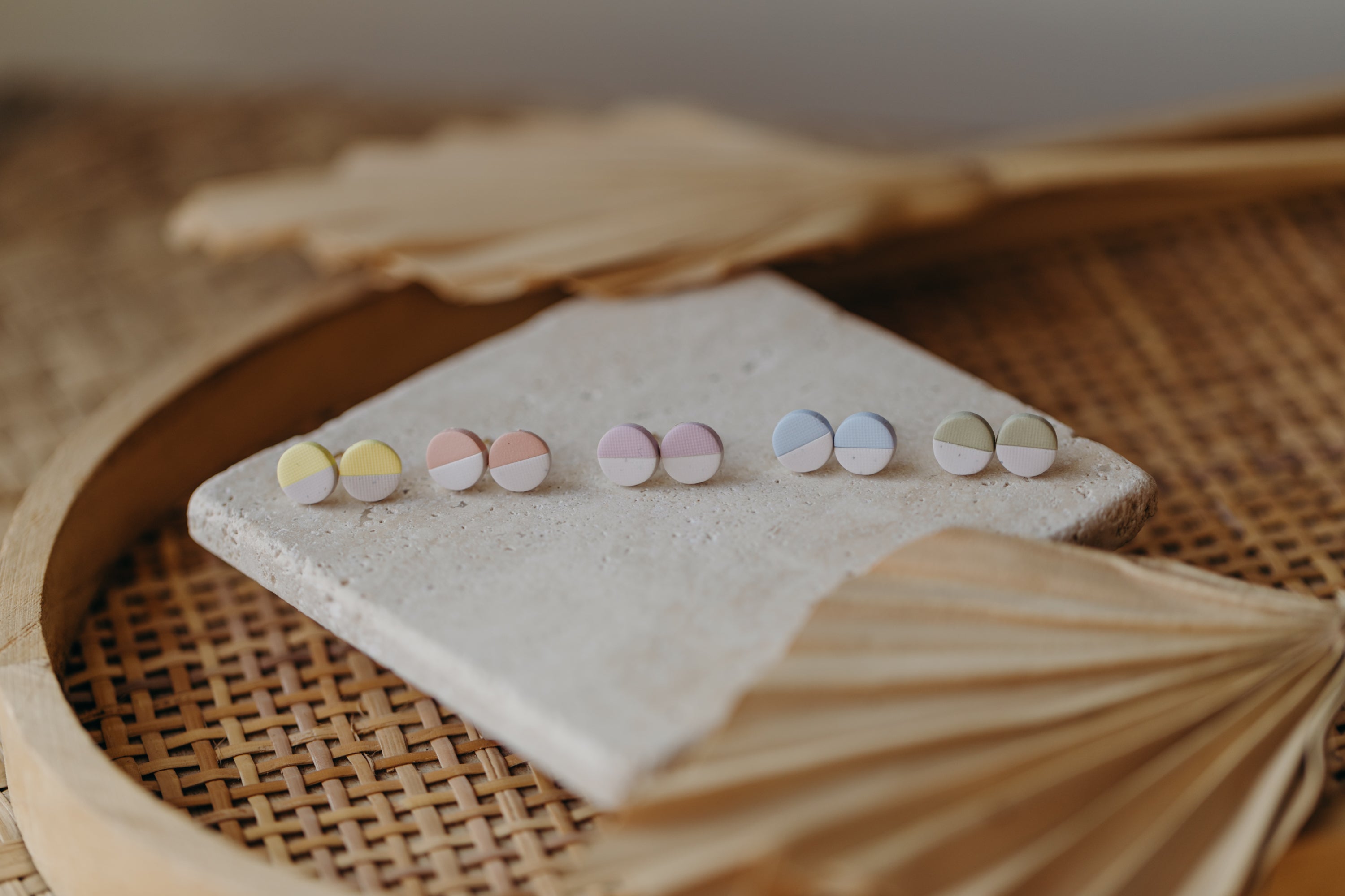 kleine runde zweifarbige Ohrstecker aus Polymer Ton in Pastell Farben (8 mm)