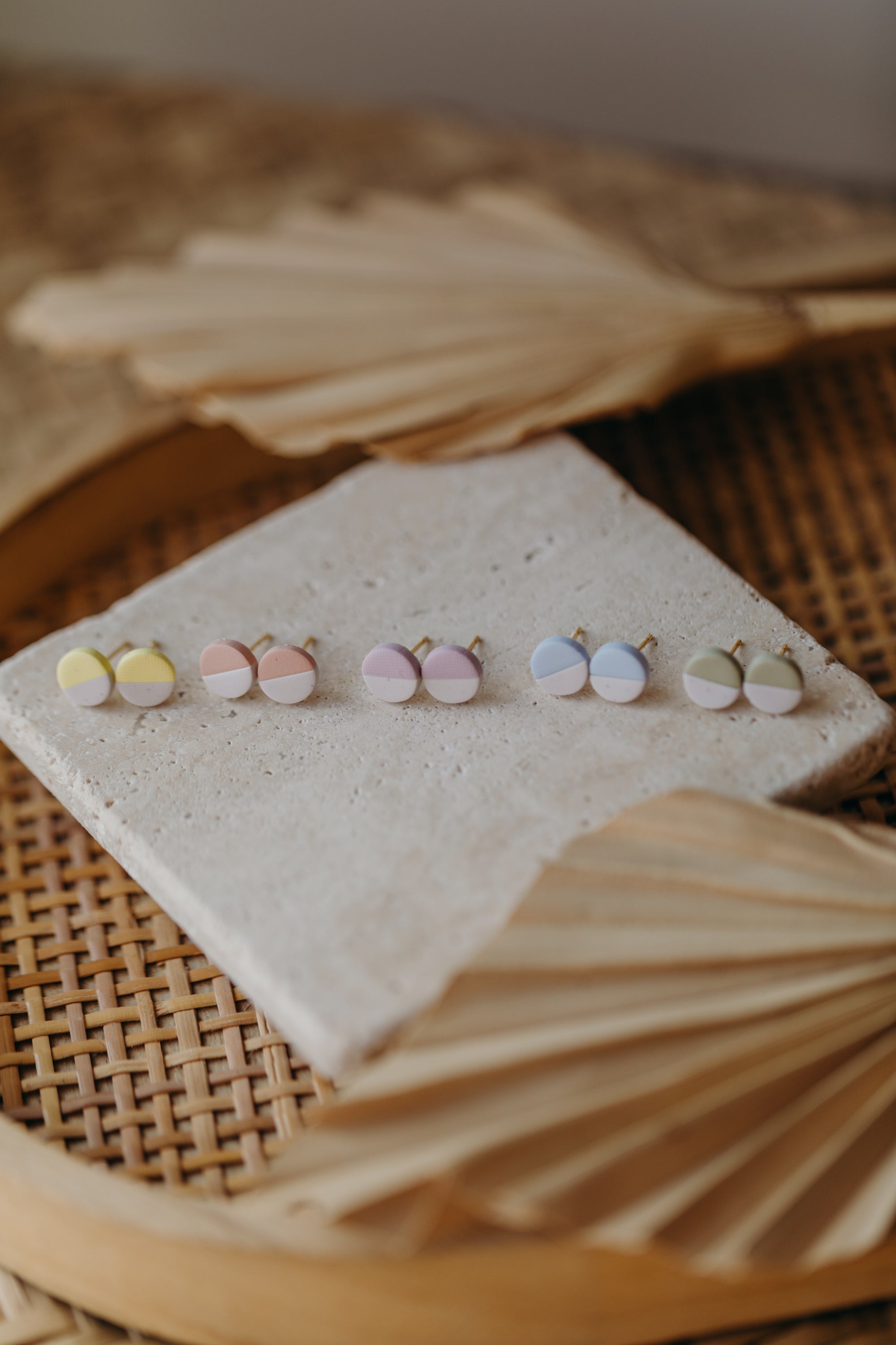 kleine runde zweifarbige Ohrstecker aus Polymer Ton in Pastell Farben (8 mm)