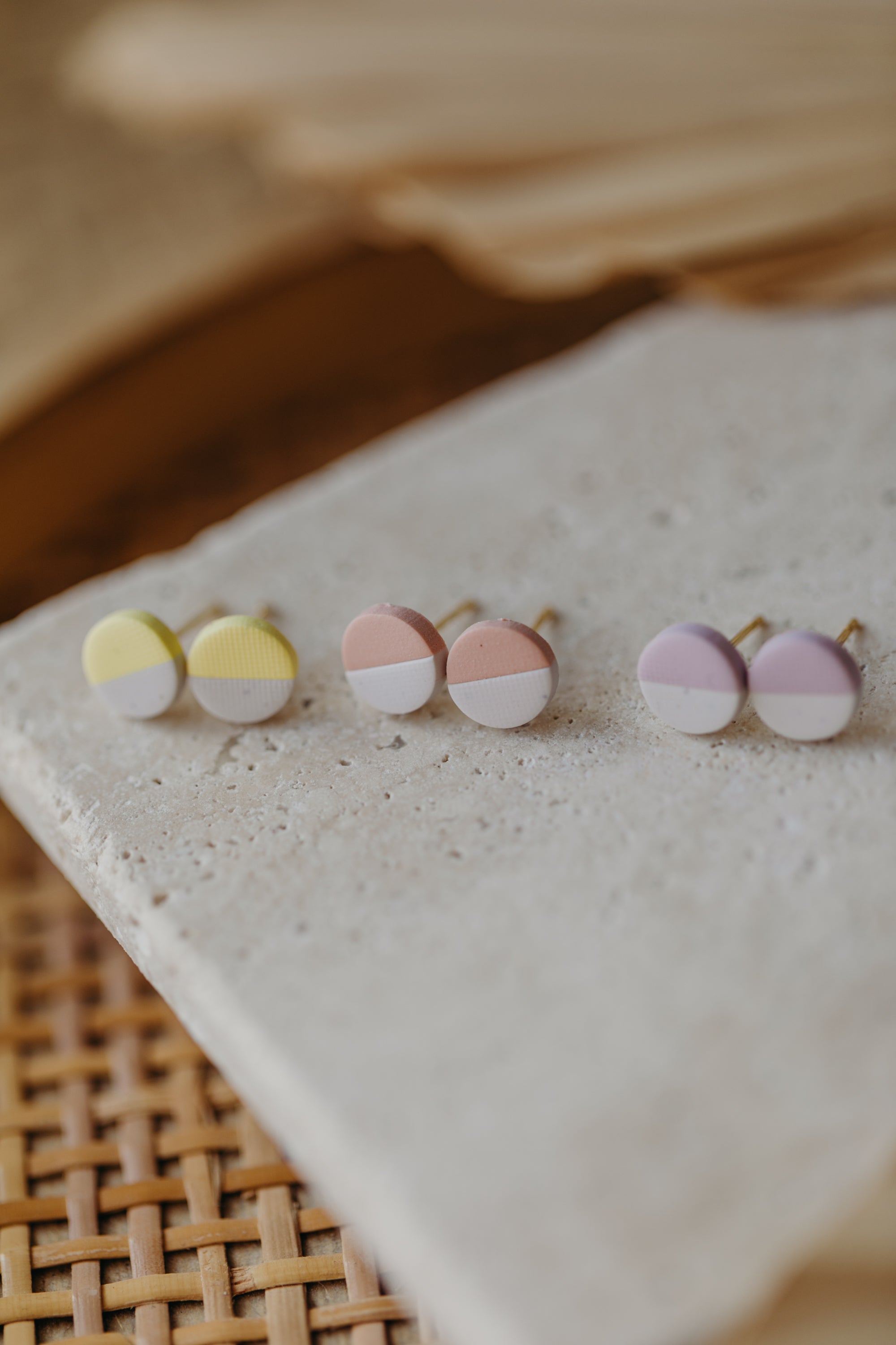 kleine runde zweifarbige Ohrstecker aus Polymer Ton in Pastell Farben (8 mm)