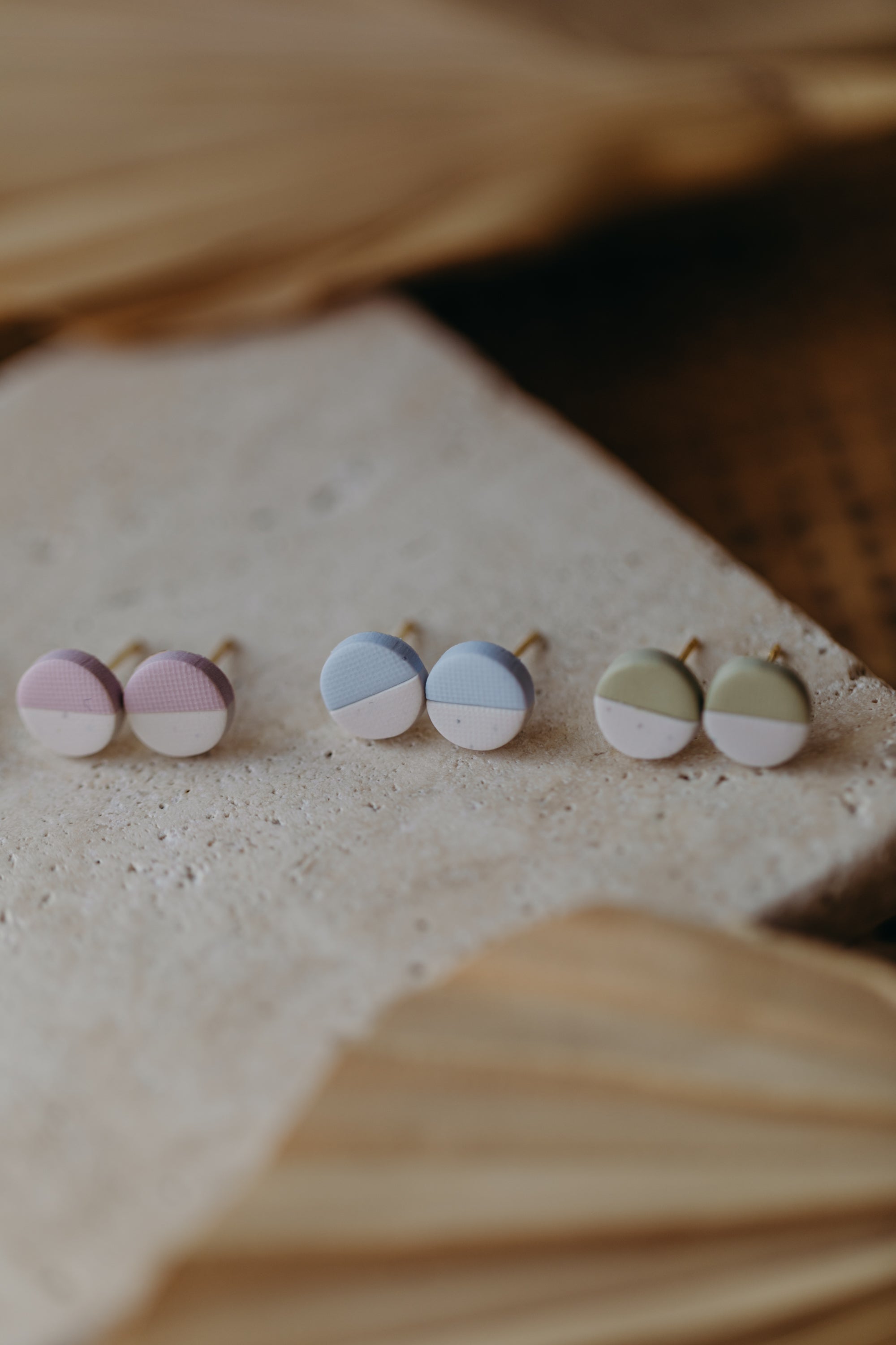 kleine runde zweifarbige Ohrstecker aus Polymer Ton in Pastell Farben (8 mm)