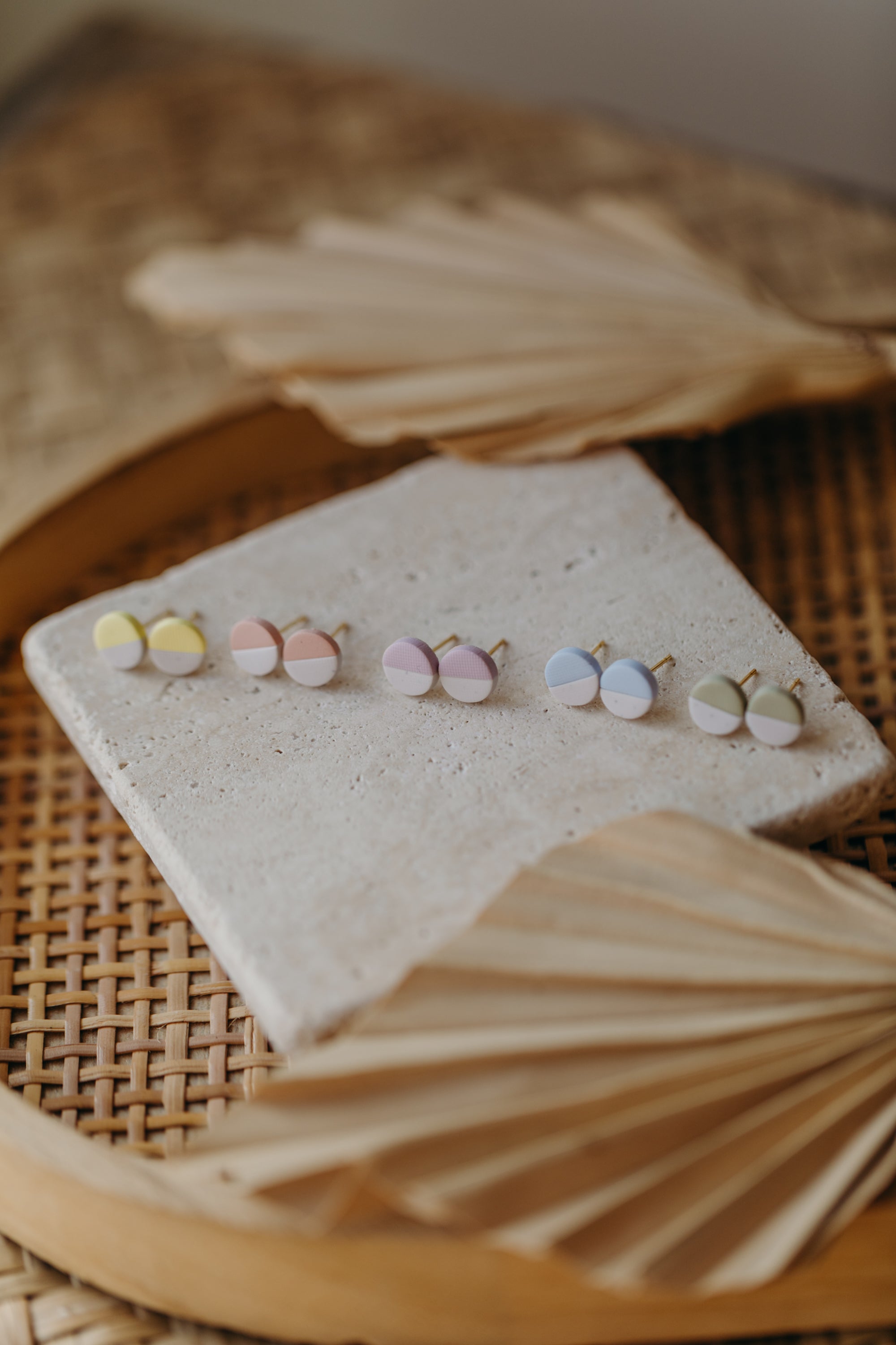 kleine runde zweifarbige Ohrstecker aus Polymer Ton in Pastell Farben (8 mm)