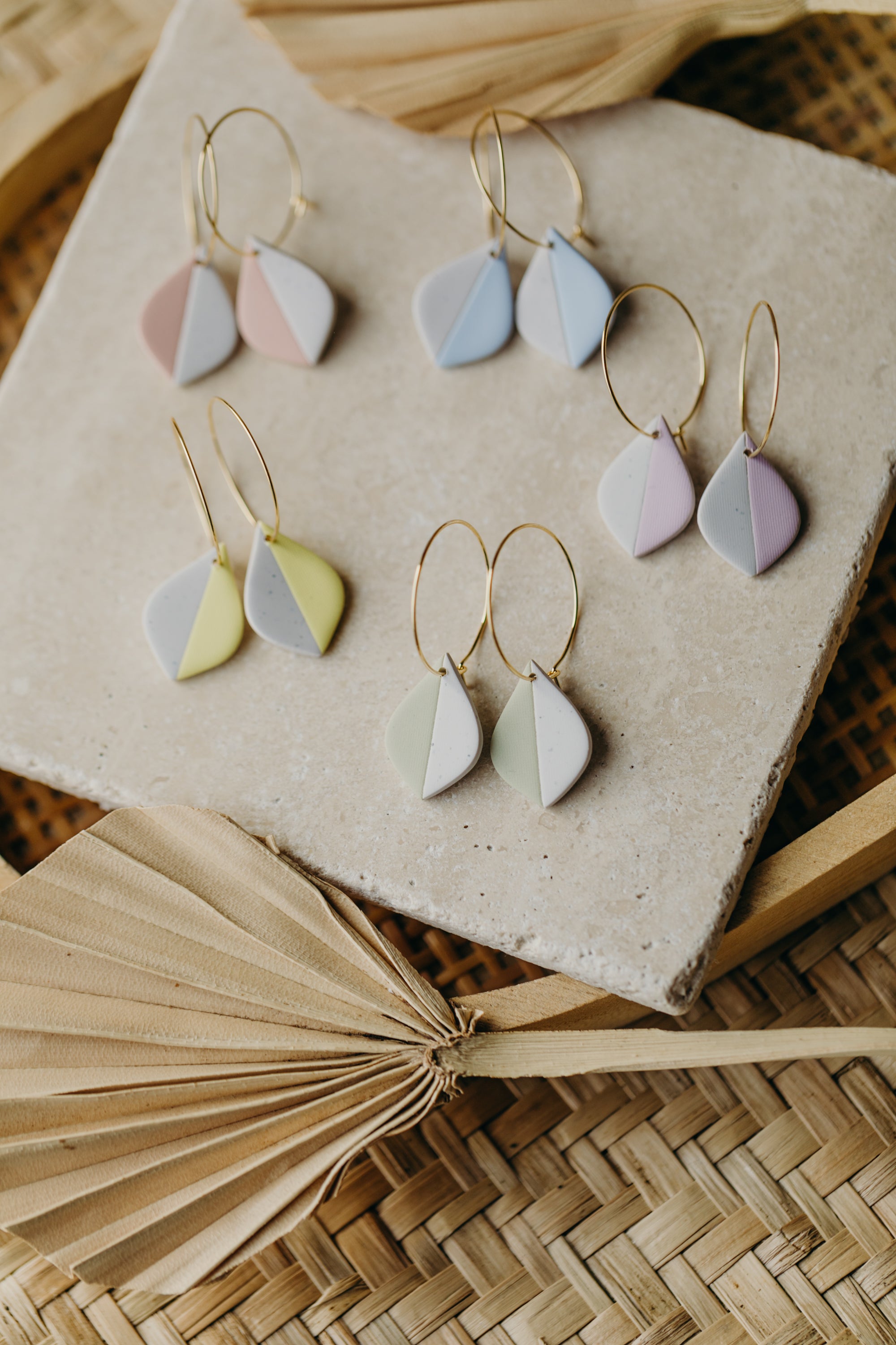 RABEA - zweifarbige Creolen aus Polymer Ton in Pastell Farben