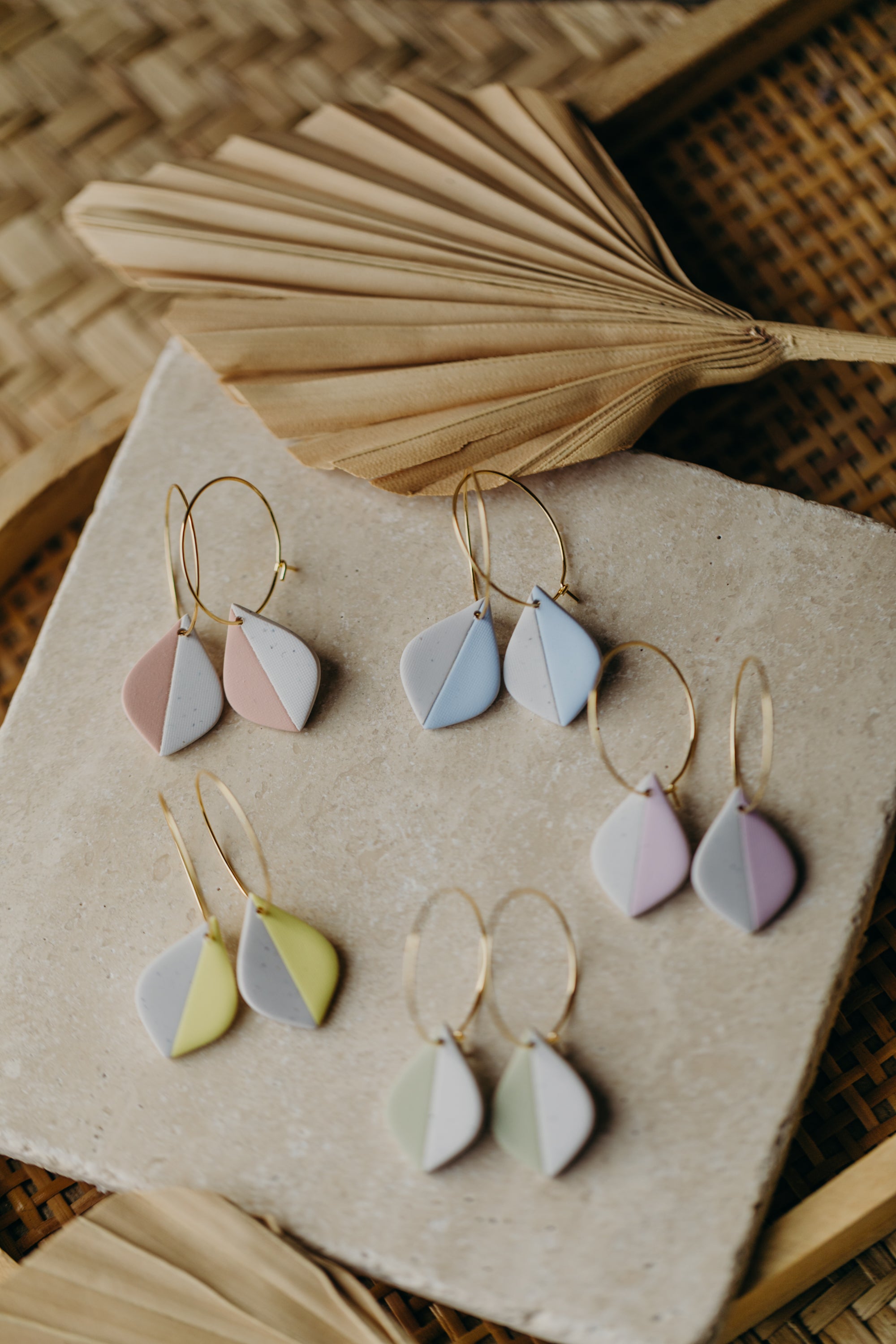 RABEA - zweifarbige Creolen aus Polymer Ton in Pastell Farben