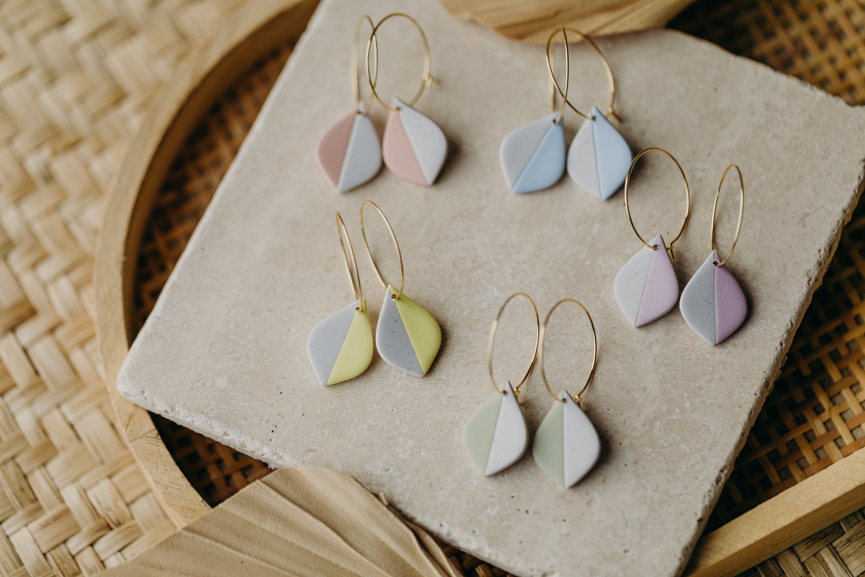 RABEA - zweifarbige Creolen aus Polymer Ton in Pastell Farben