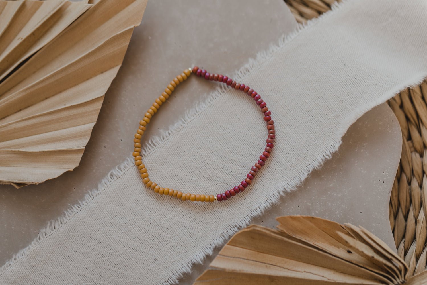 zweifarbiges Perlenarmband in pink und gelb