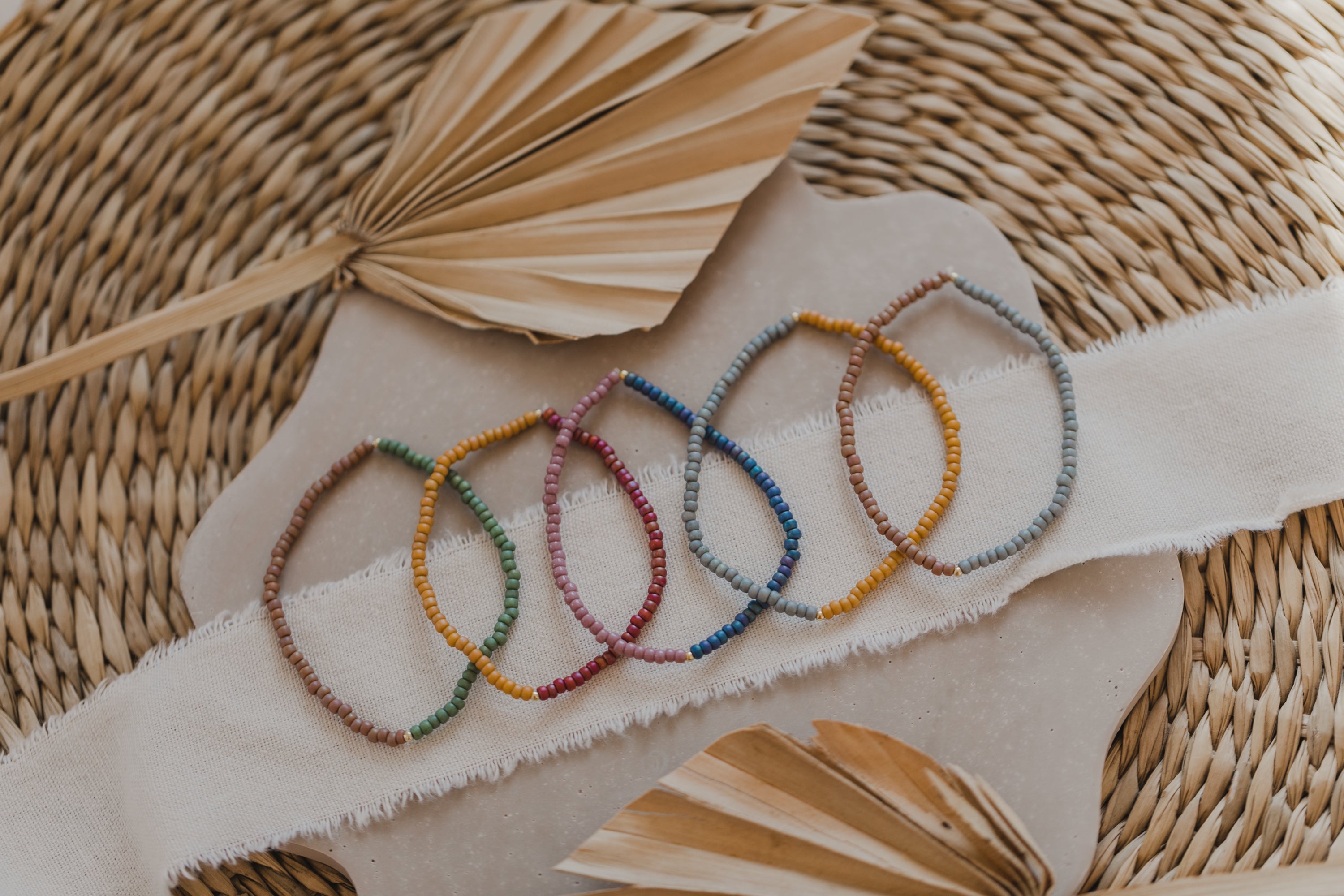 zweifarbiges Perlenarmband in pink und gelb