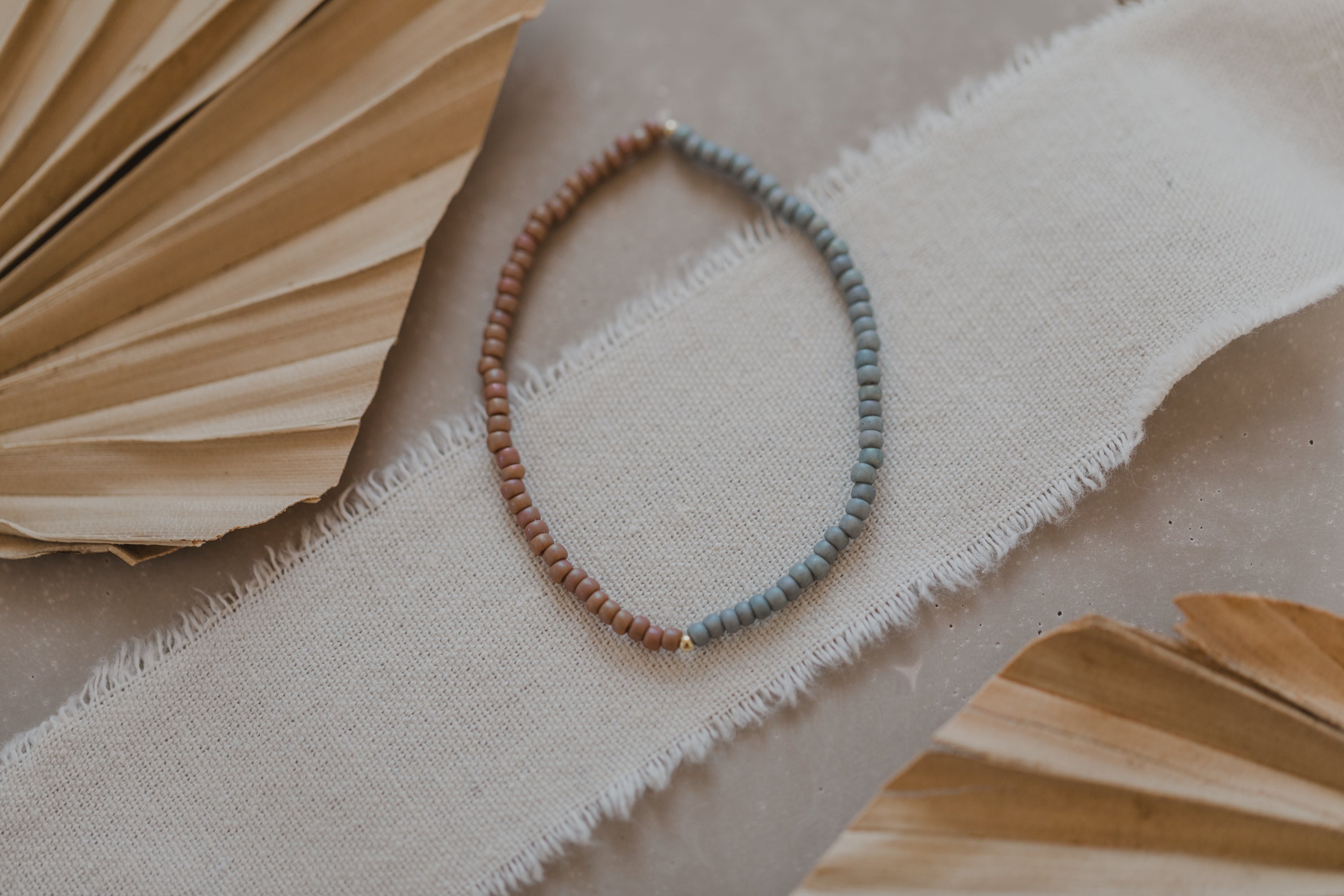 two-tone pearl bracelet in pink and grey