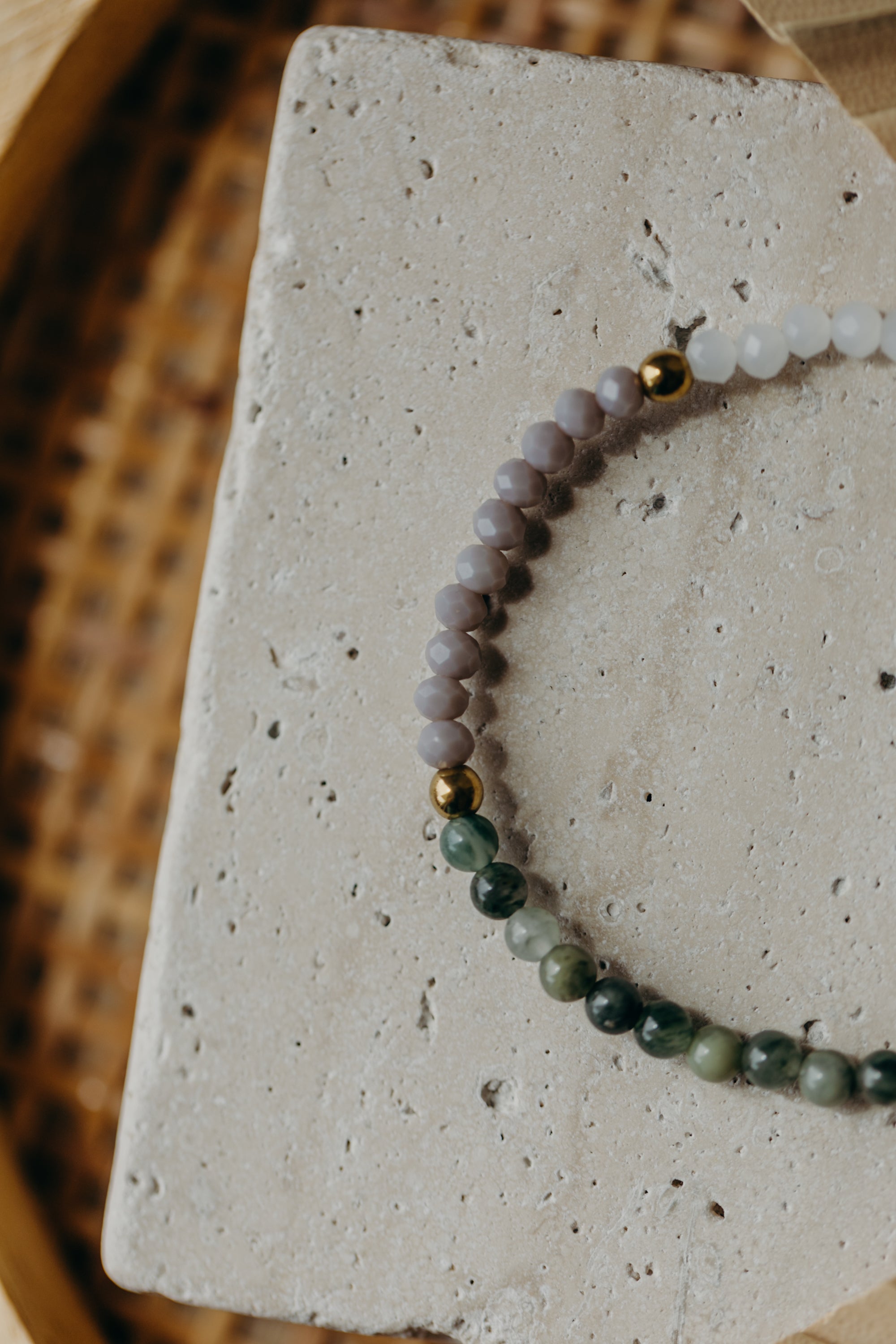 Armband mit grünen Grasstein, weißen und grauen Perlen