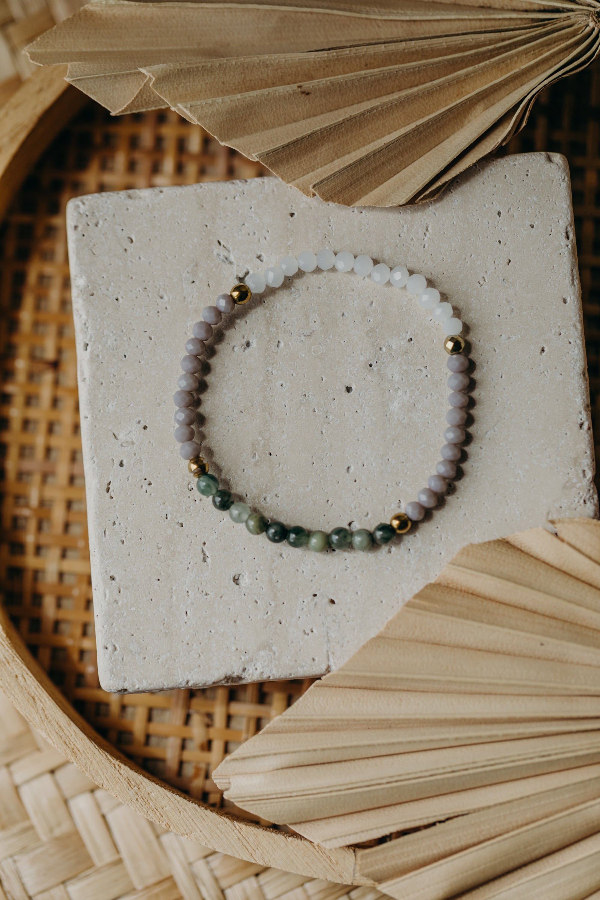 Armband mit grünen Grasstein, weißen und grauen Perlen