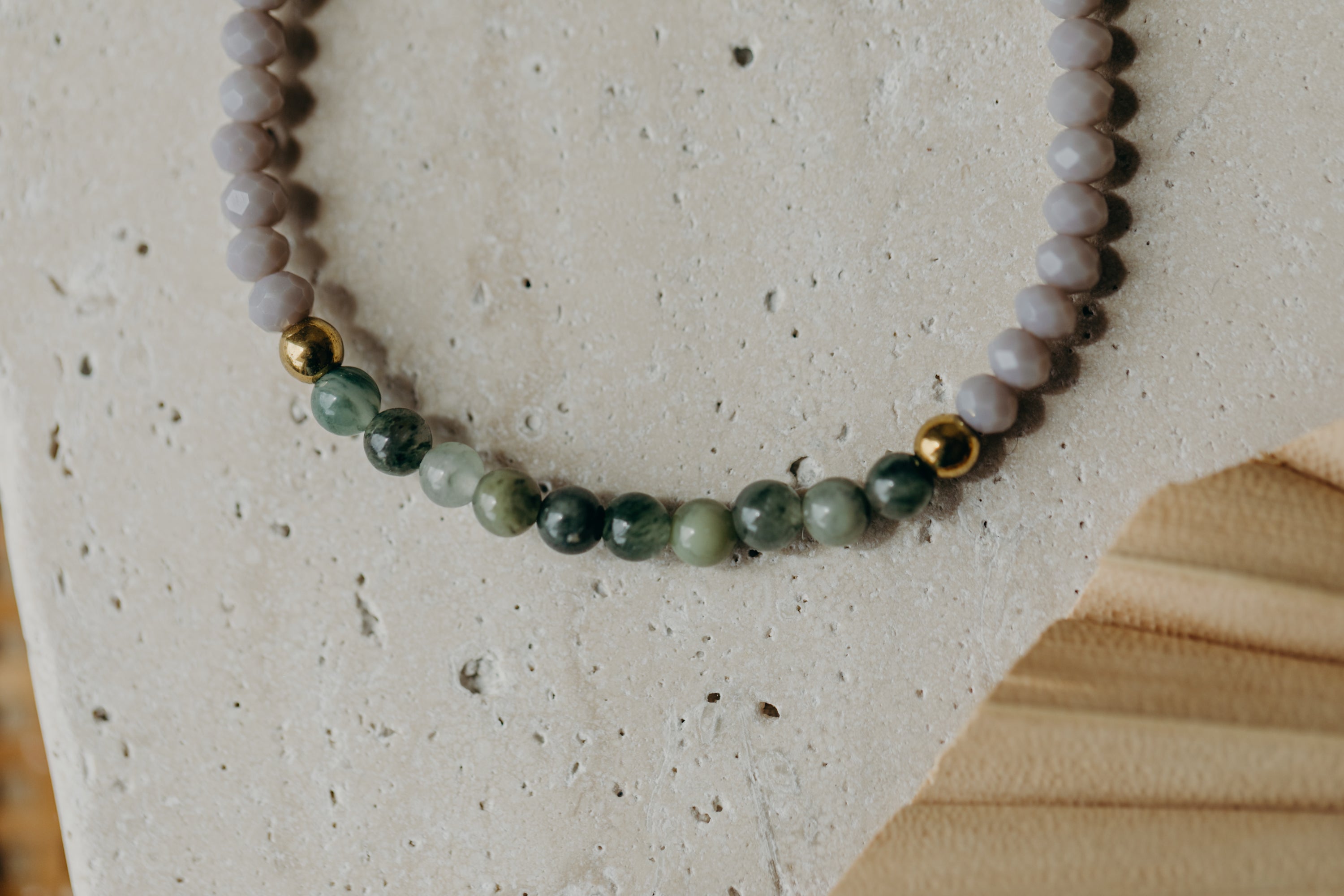 Armband mit grünen Grasstein, weißen und grauen Perlen