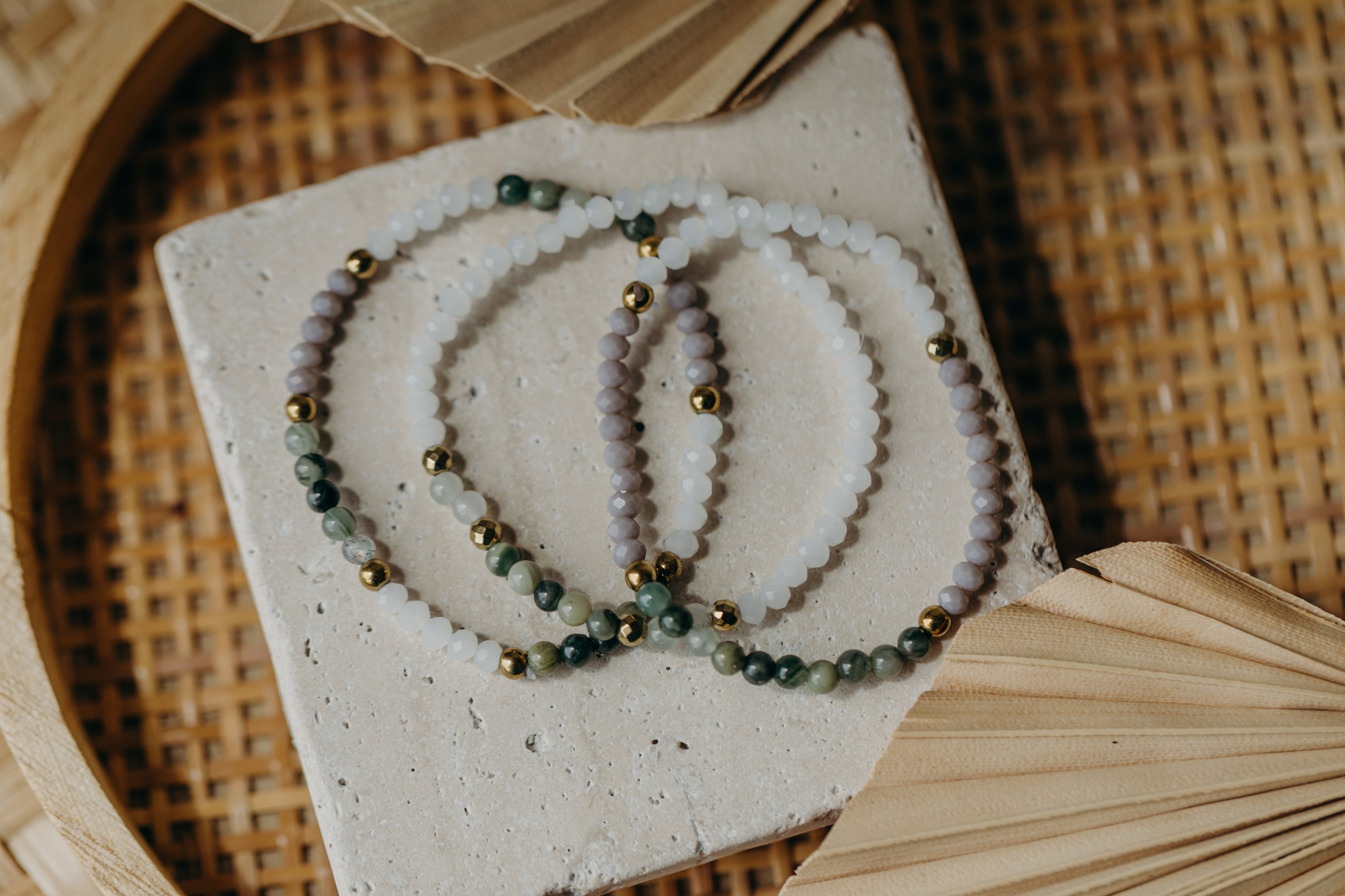 Armband mit grünem Grasstein, weiße und graue Glasperlen