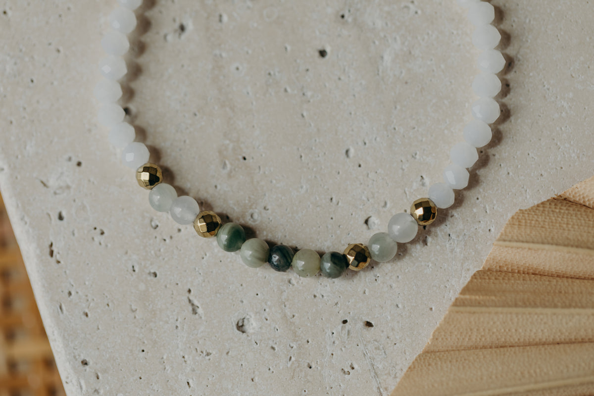 Armband mit grünen Grasstein Perlen