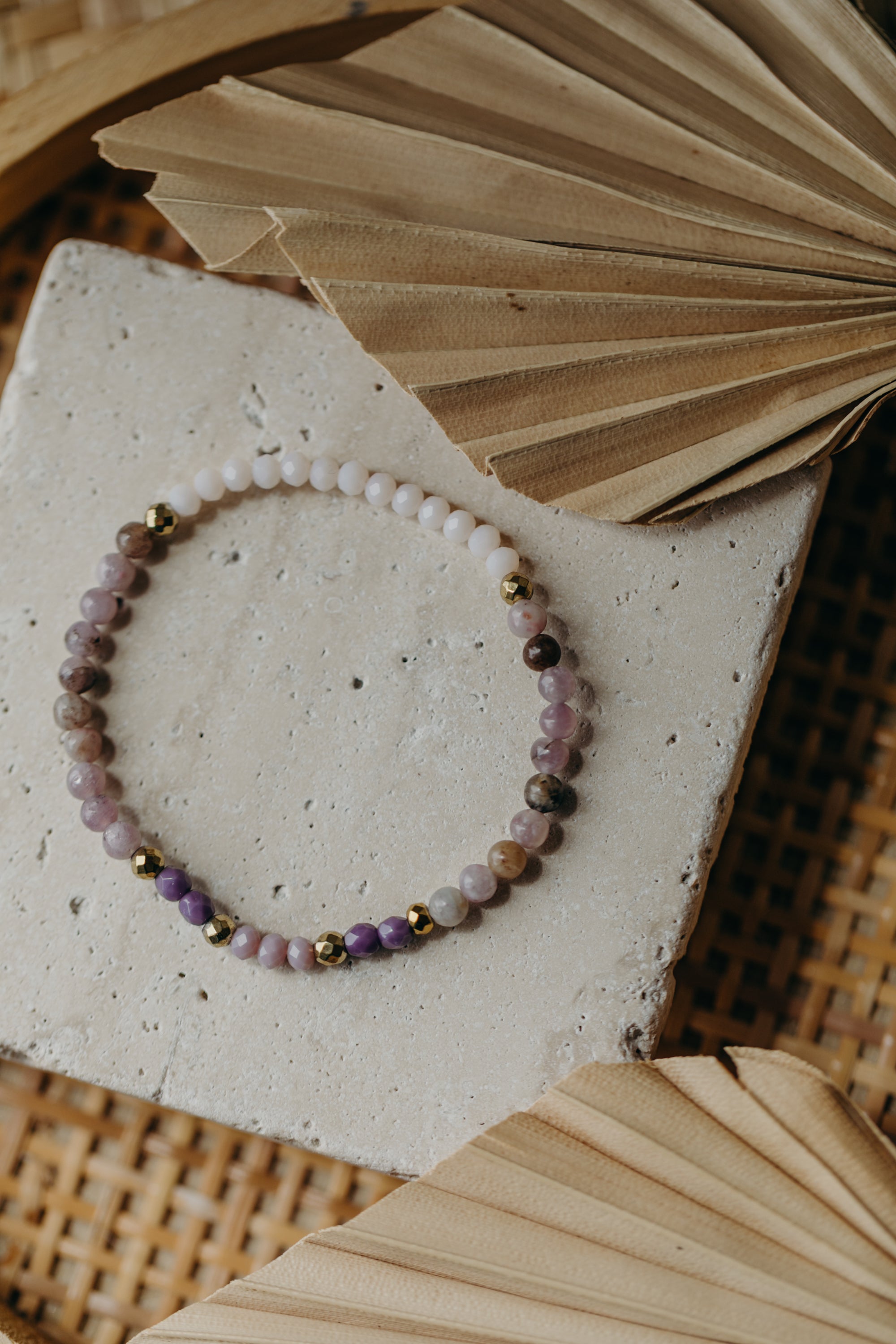 Armband lila Jade, creme und lila Glasperlen
